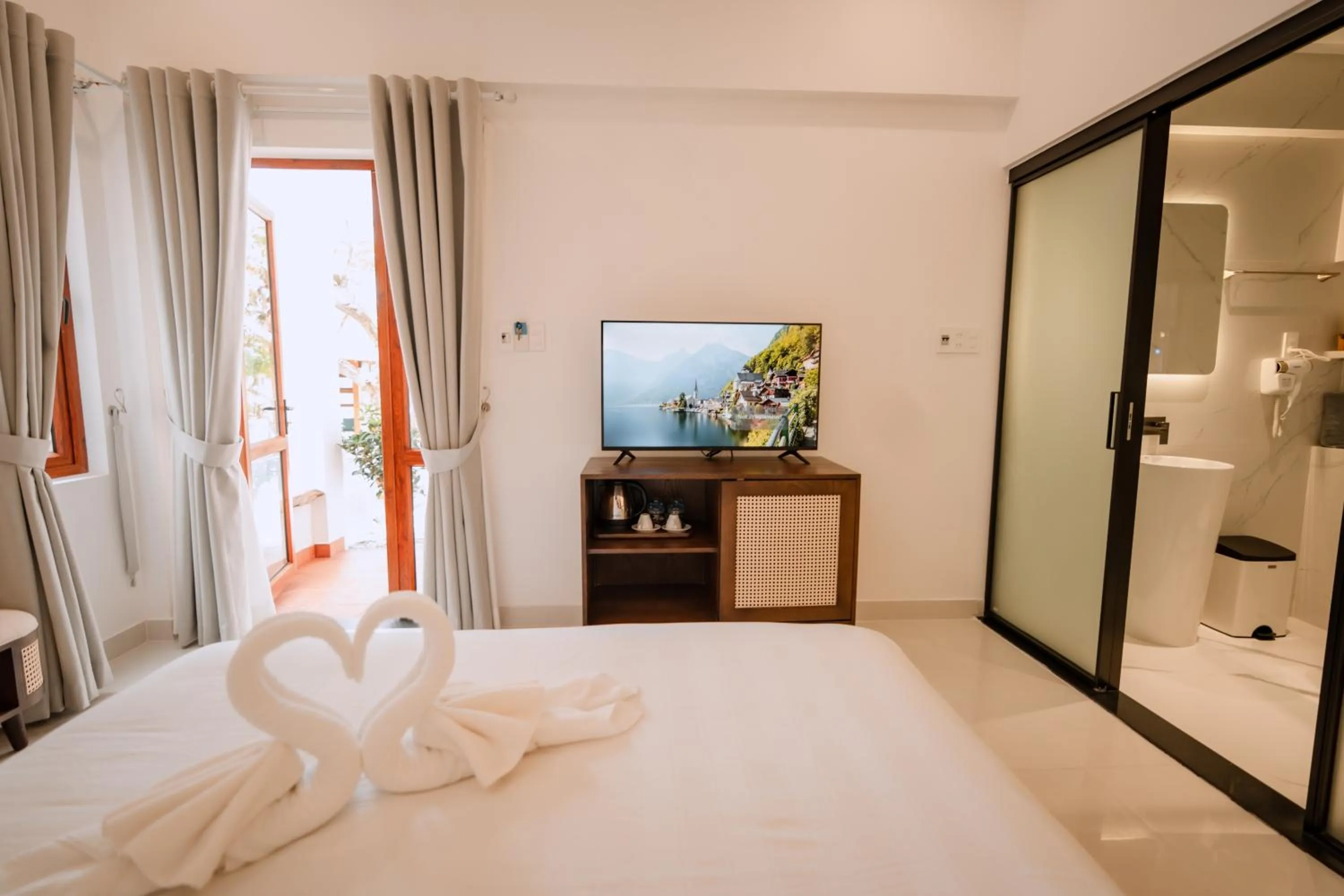 TV and multimedia, Bed in Hue River Side Villa