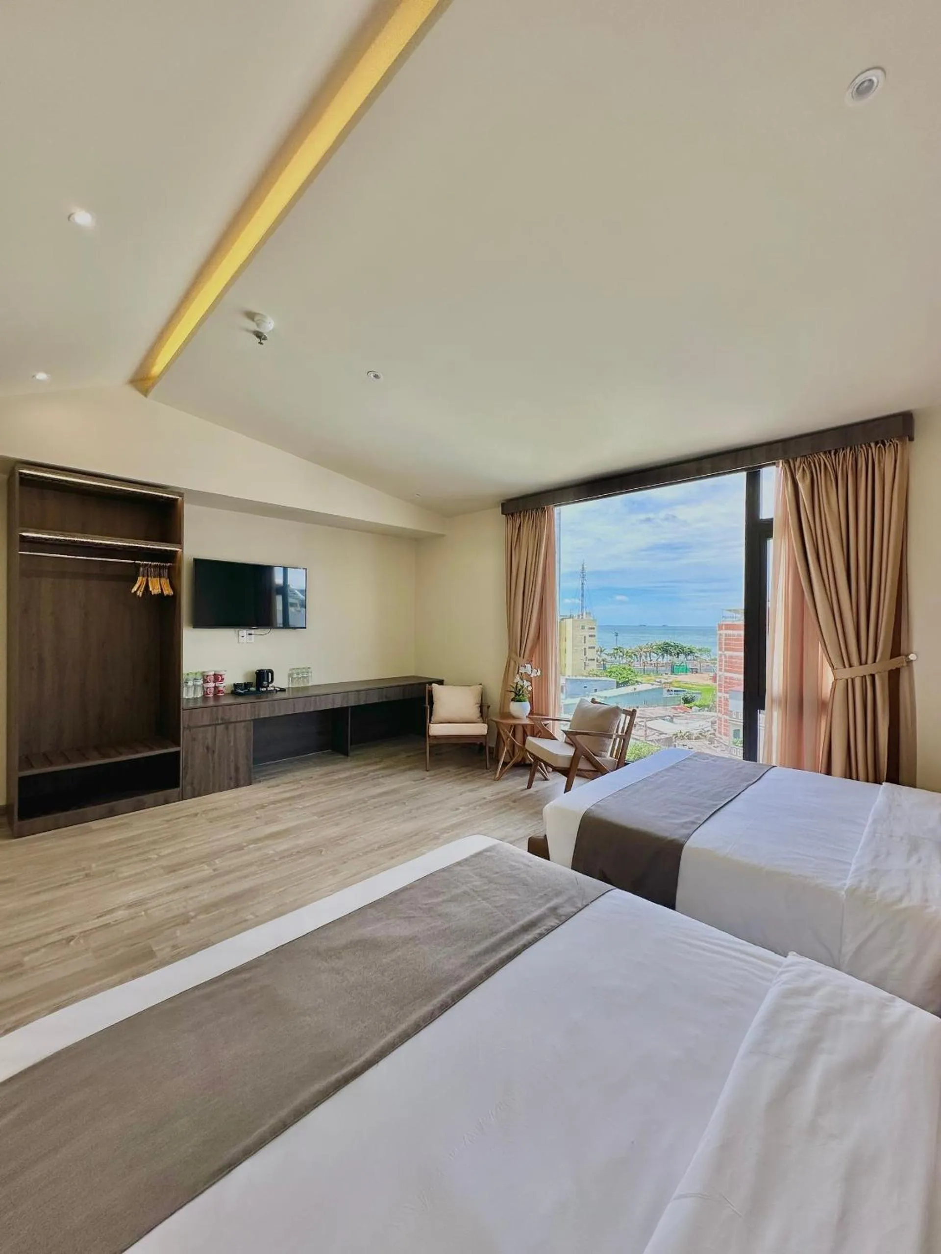 Communal lounge/ TV room, Bed in Hai Long Hotel