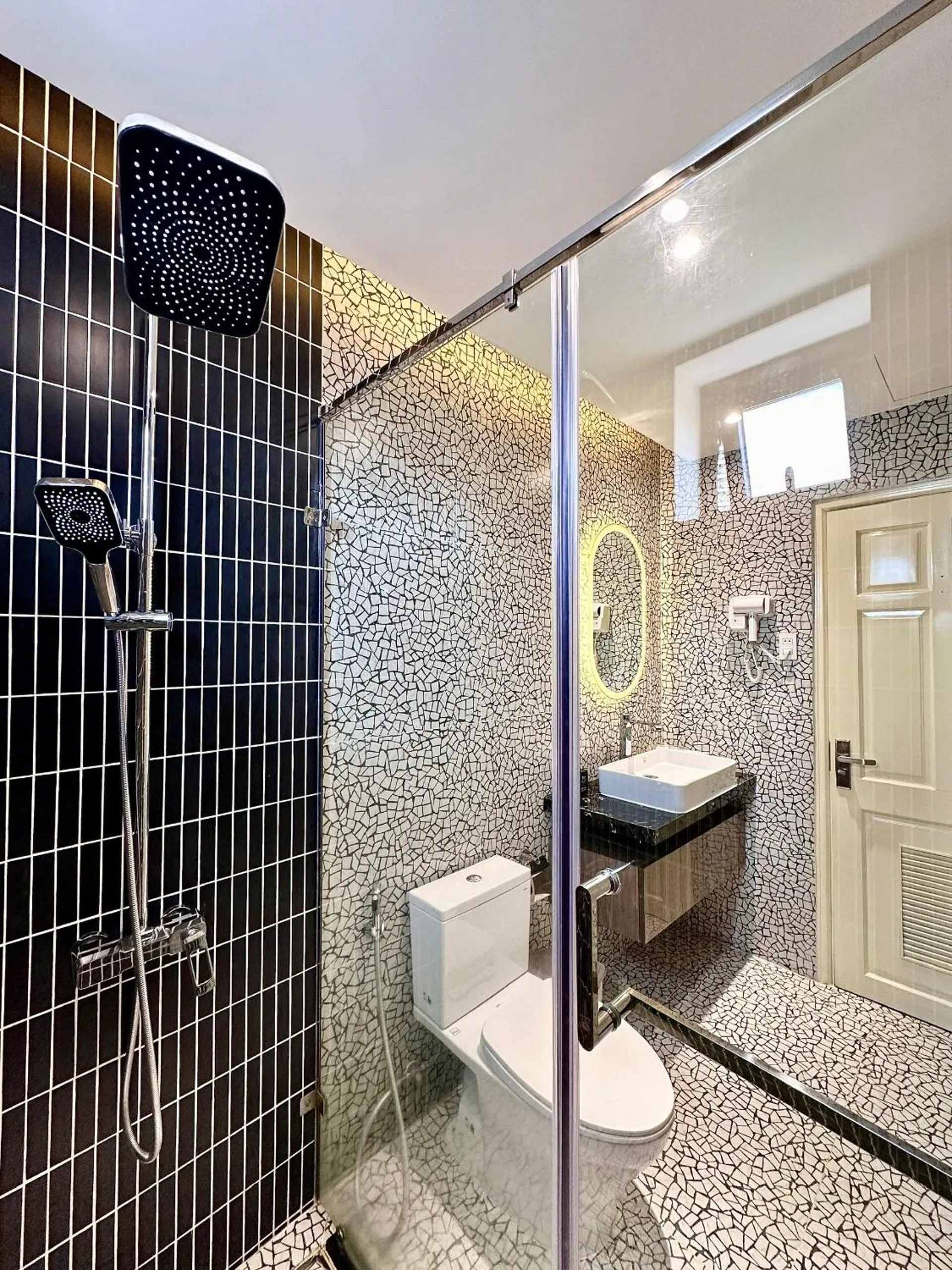 Shower in Hai Long Hotel