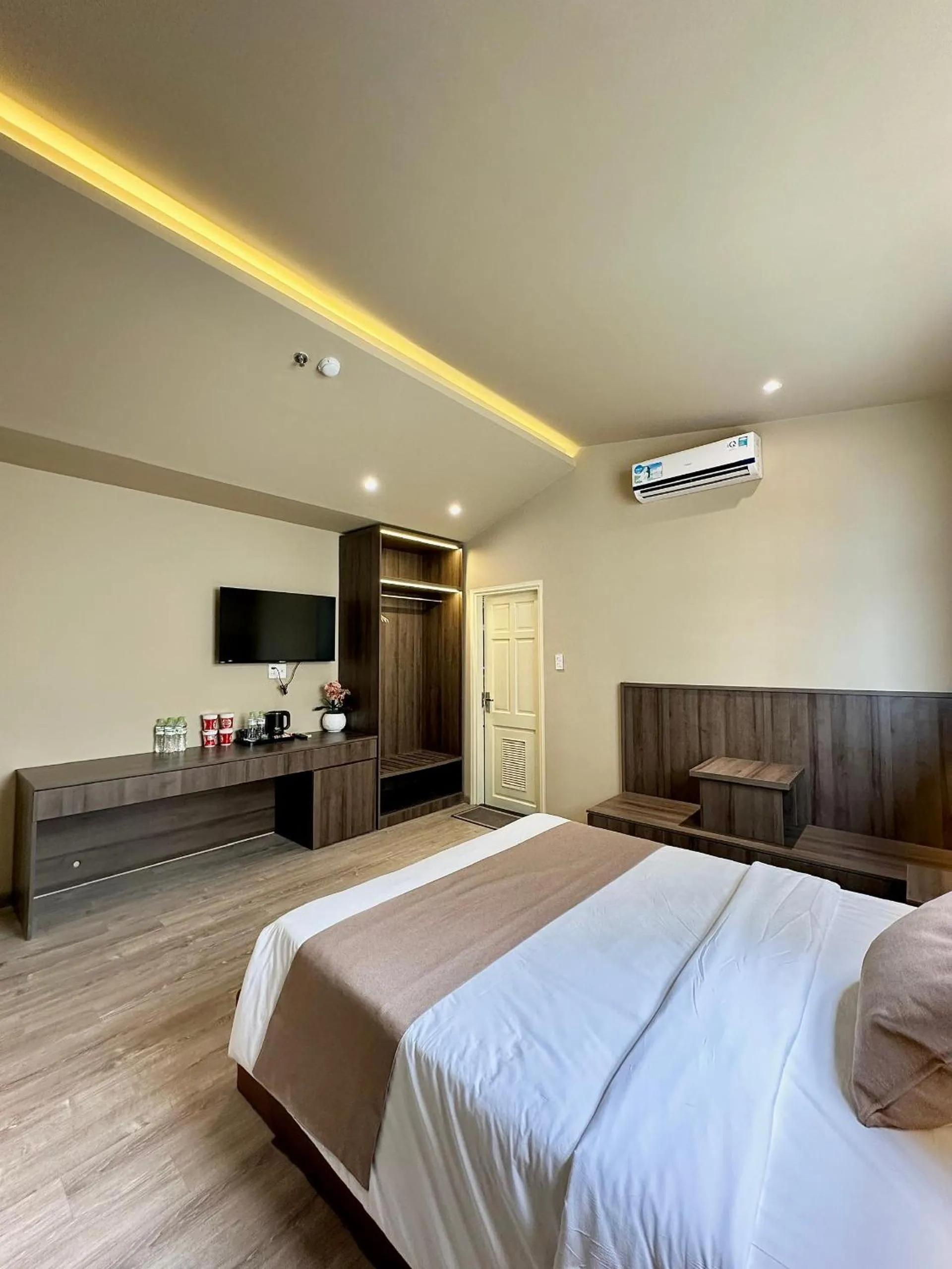 Communal lounge/ TV room, Bed in Hai Long Hotel