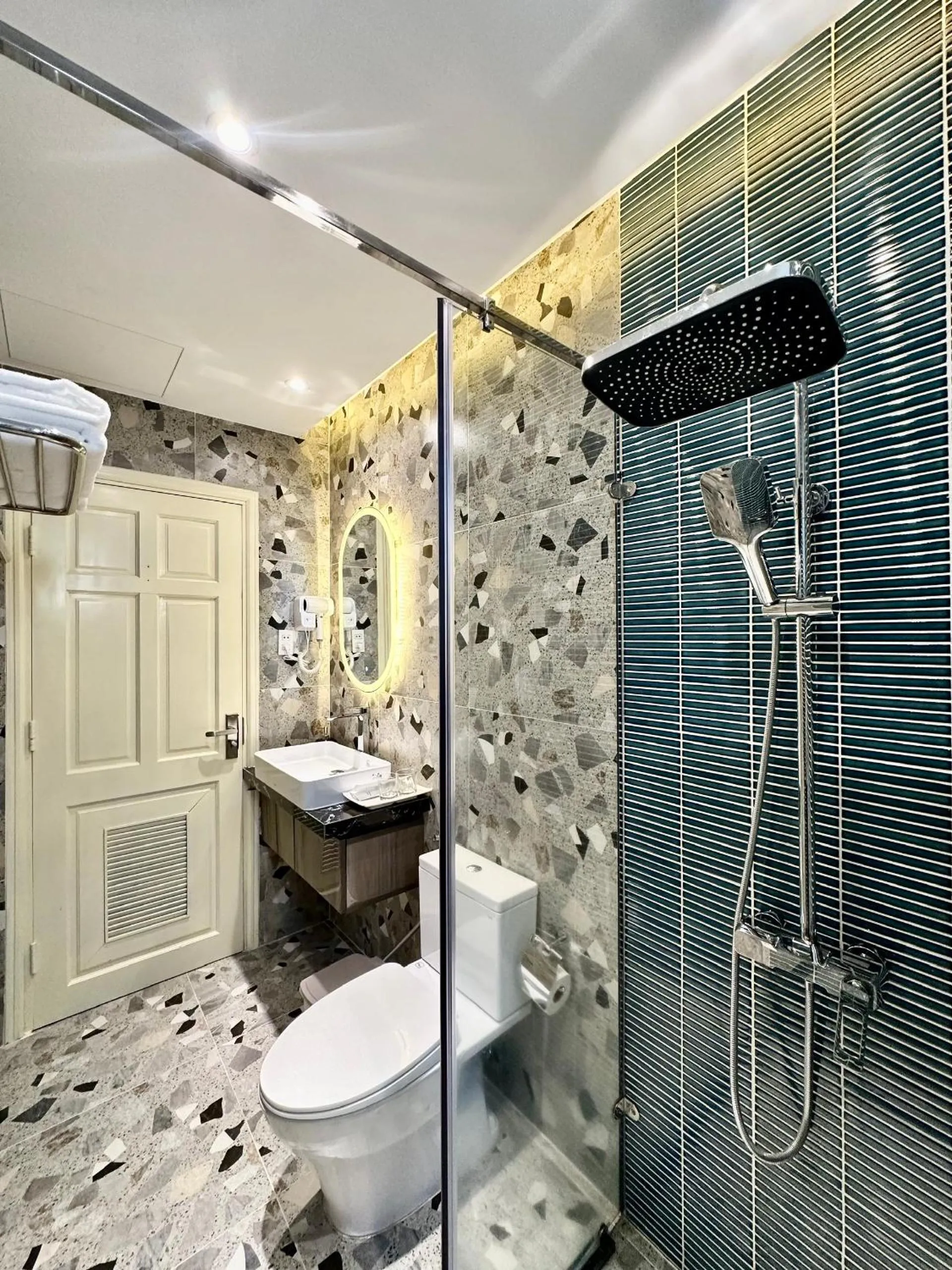Shower in Hai Long Hotel