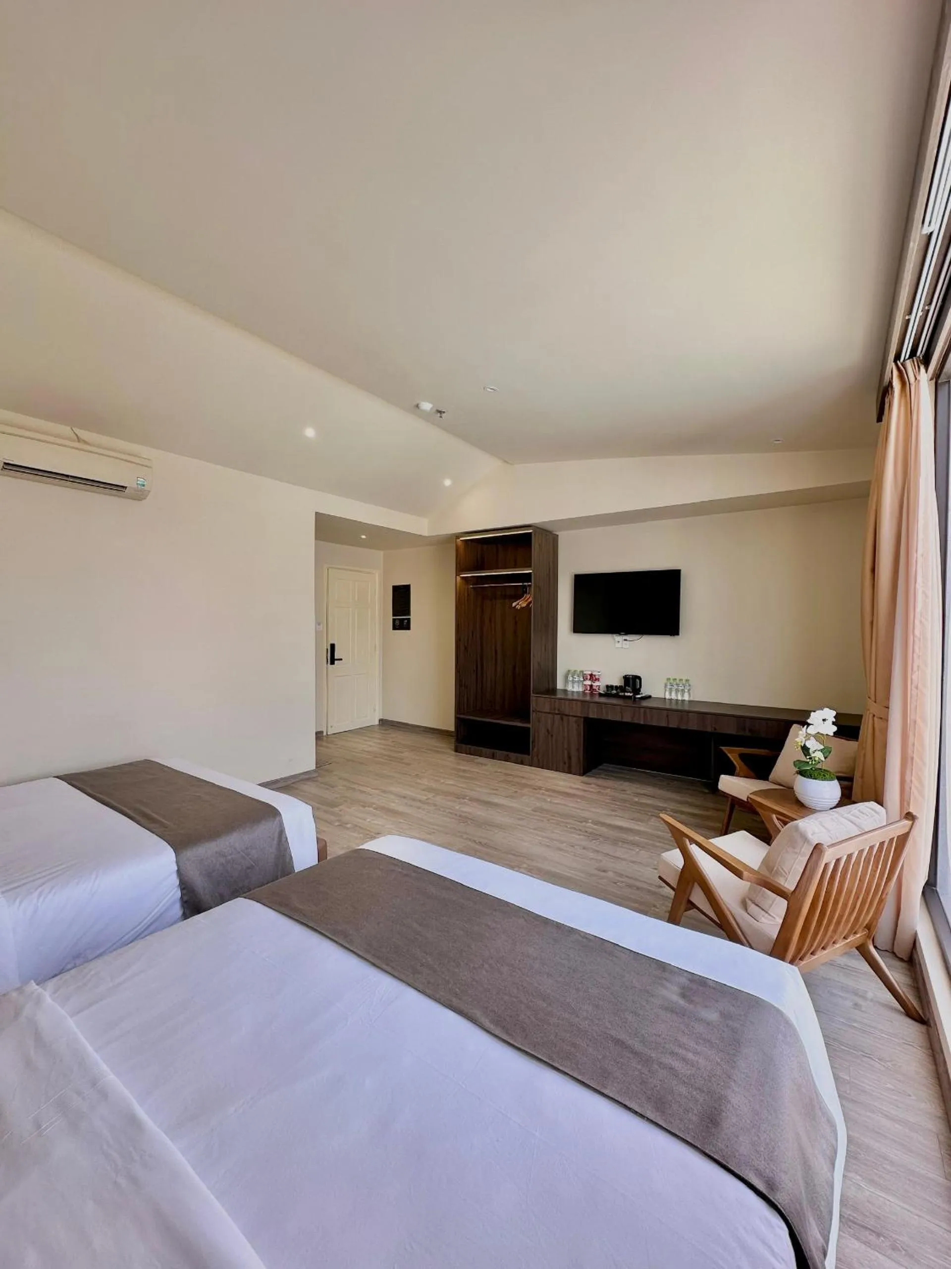 Communal lounge/ TV room, Bed in Hai Long Hotel