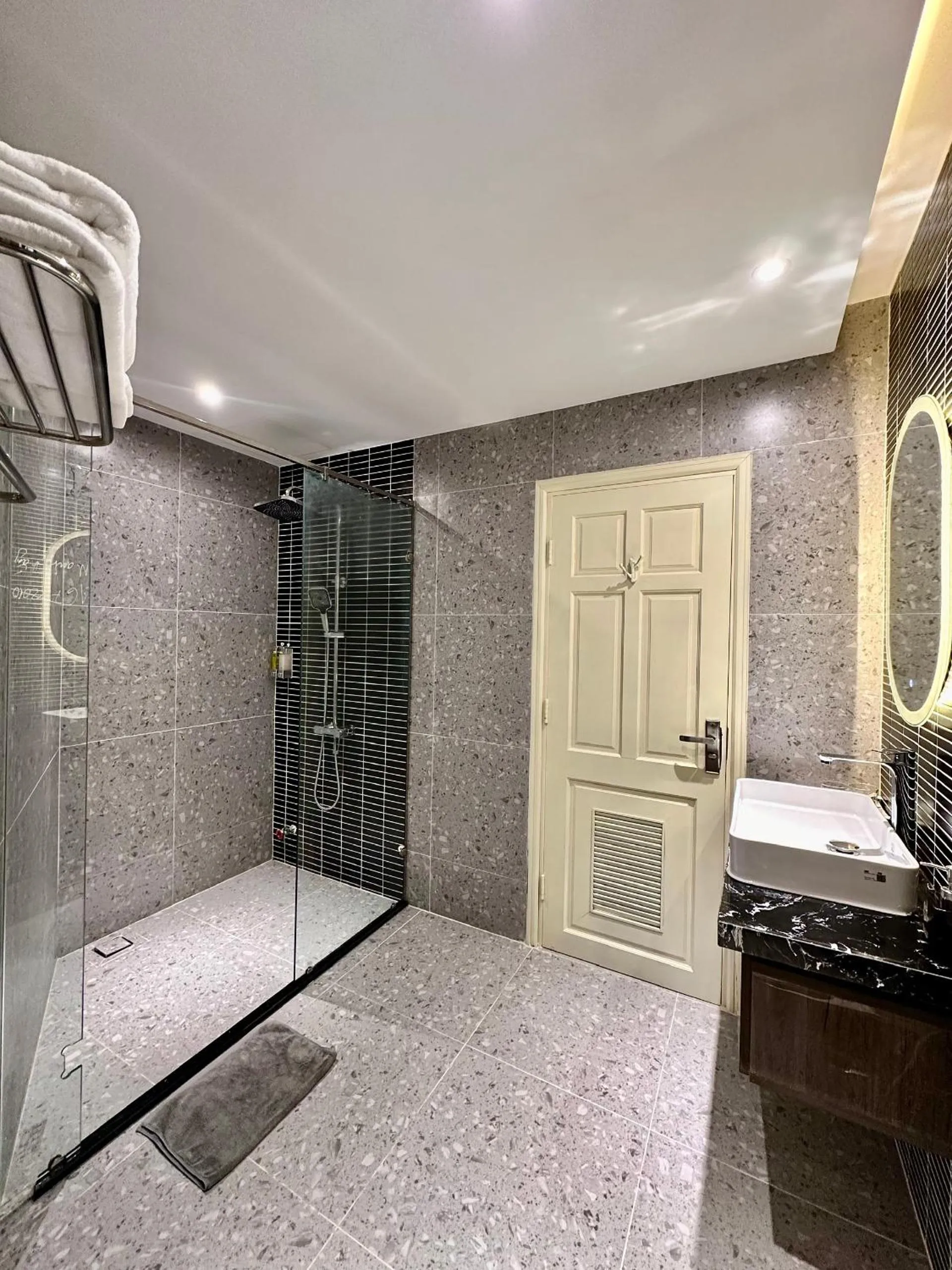 Shower in Hai Long Hotel