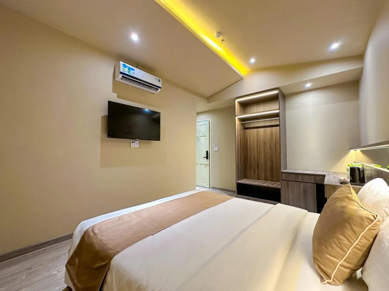 Communal lounge/ TV room, Bed in Hai Long Hotel