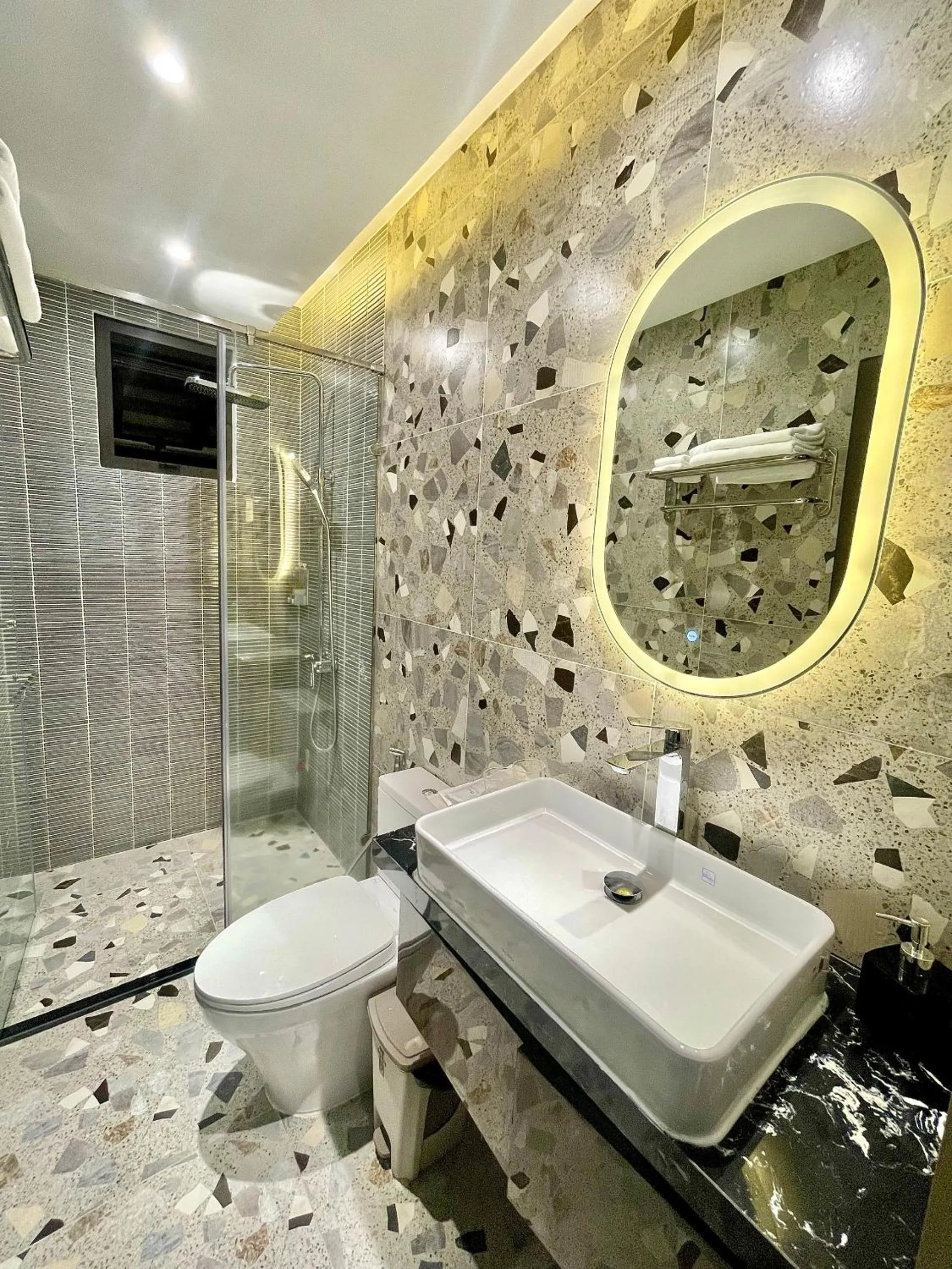 Shower in Hai Long Hotel