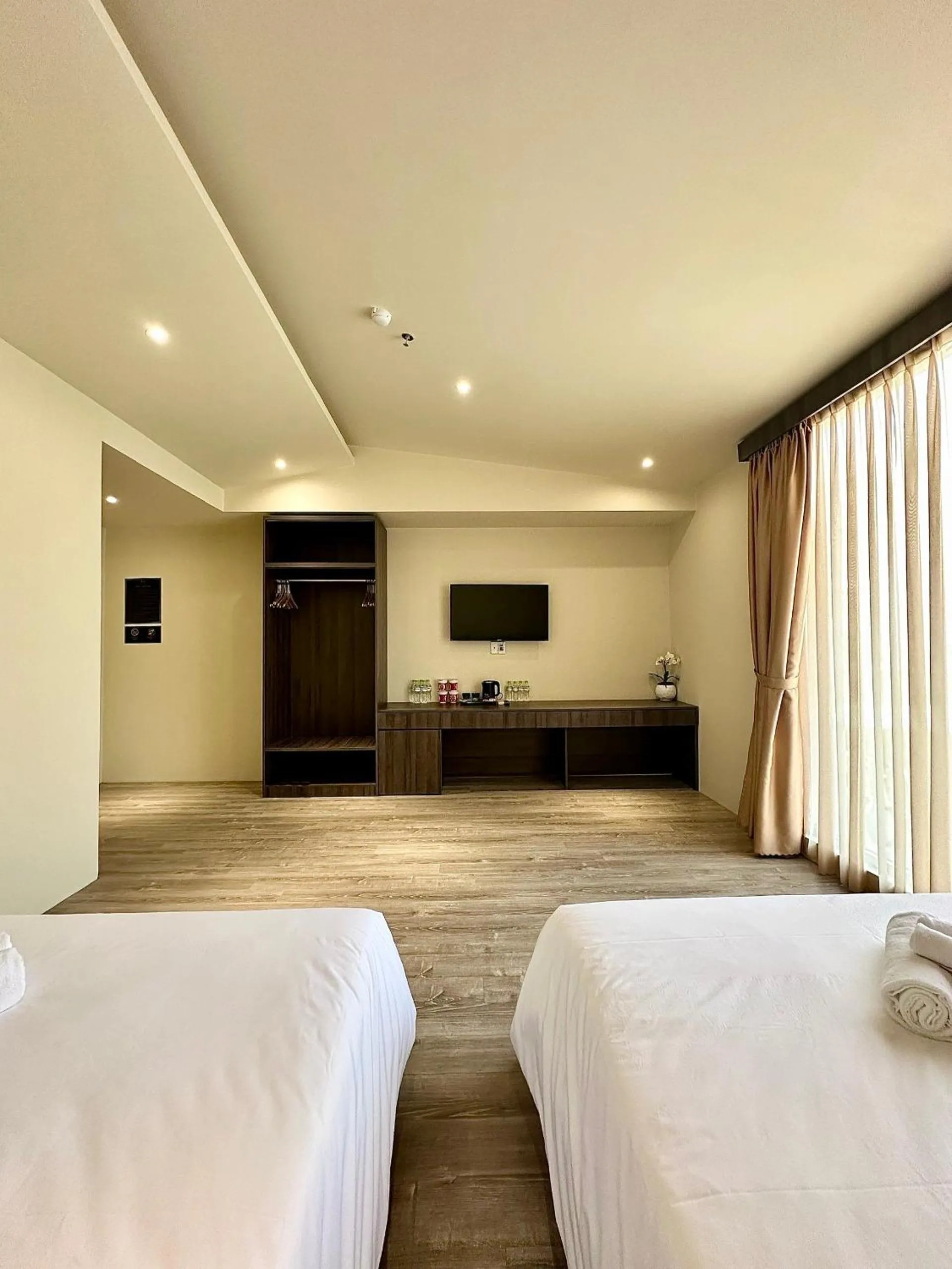 Communal lounge/ TV room, Bed in Hai Long Hotel