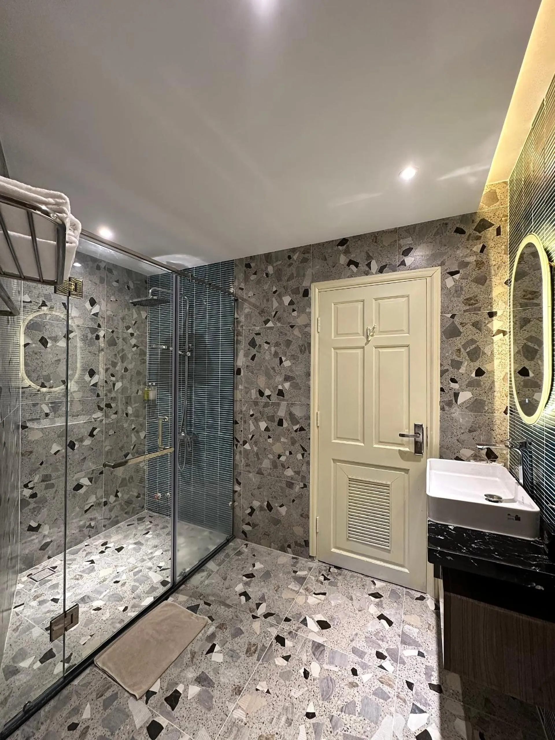 Shower in Hai Long Hotel