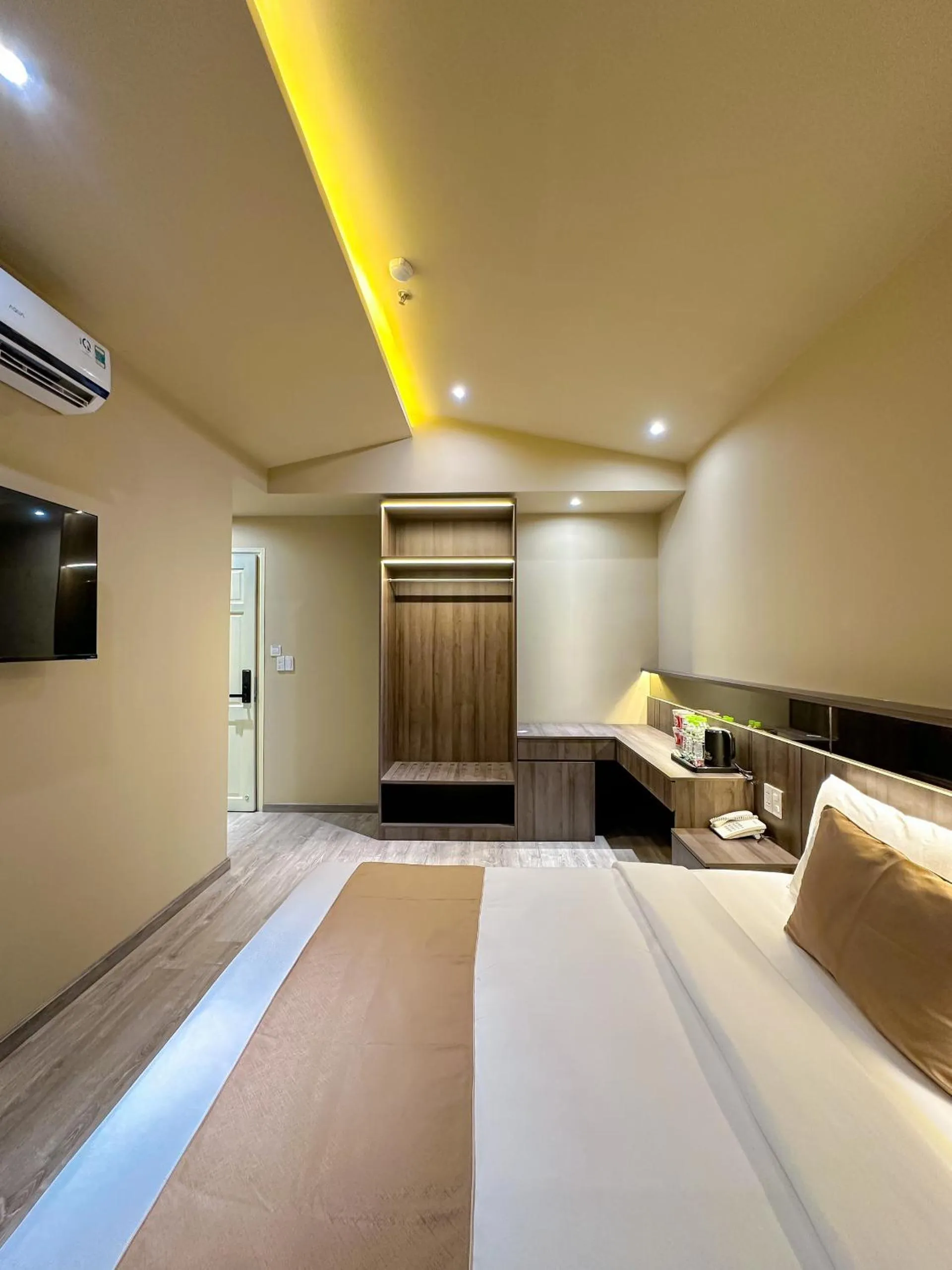 Communal lounge/ TV room, Bed in Hai Long Hotel