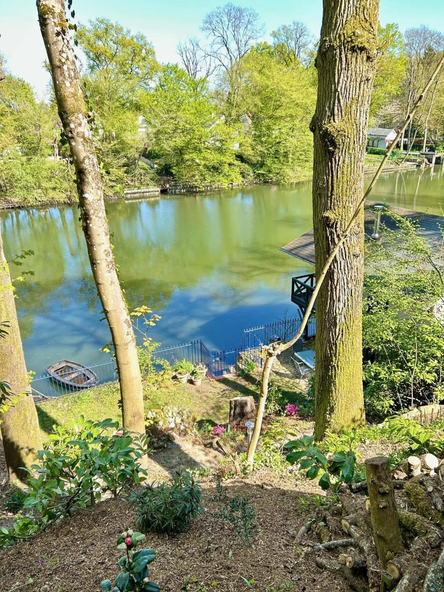 Garden in Le chalet bucolique au bord de l'eau