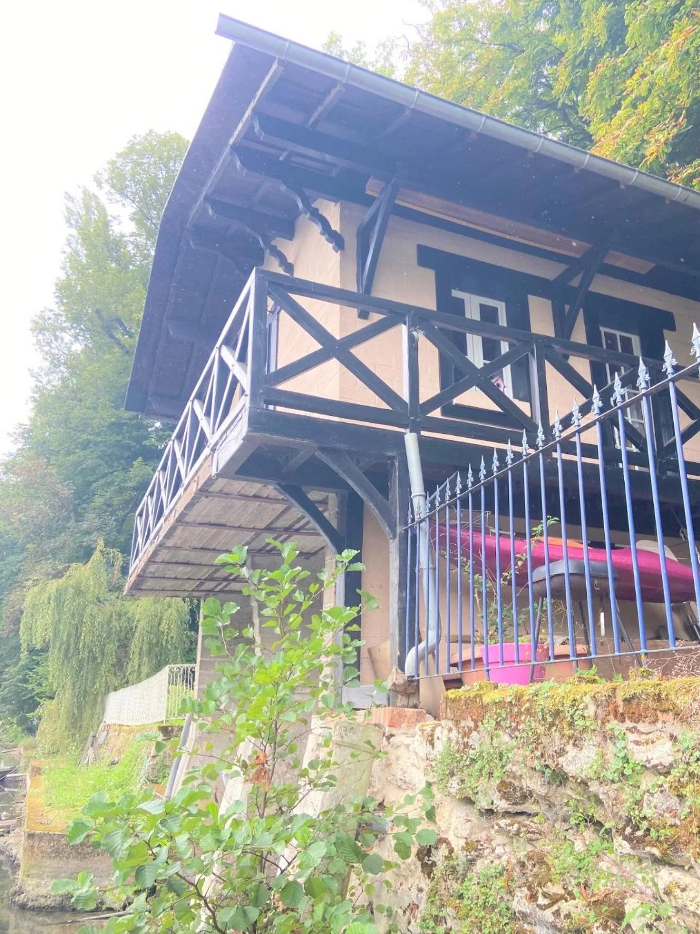Property building in Le chalet bucolique au bord de l'eau