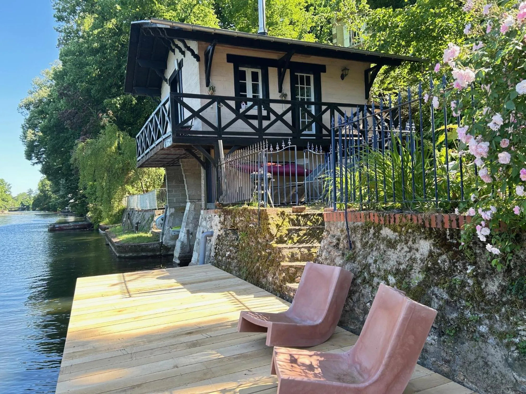 Property building in Le chalet bucolique au bord de l'eau
