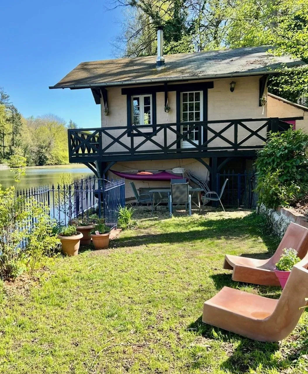 Garden in Le chalet bucolique au bord de l'eau