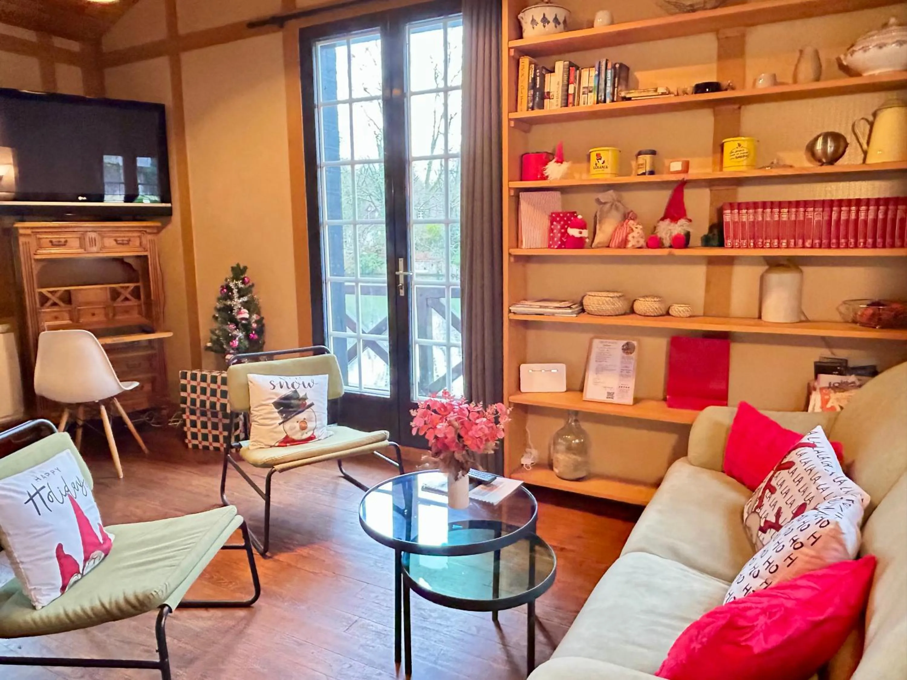 Living room in Le chalet bucolique au bord de l'eau