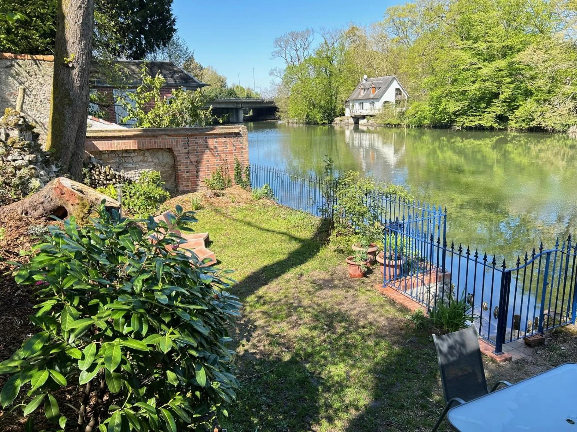 Garden in Le chalet bucolique au bord de l'eau