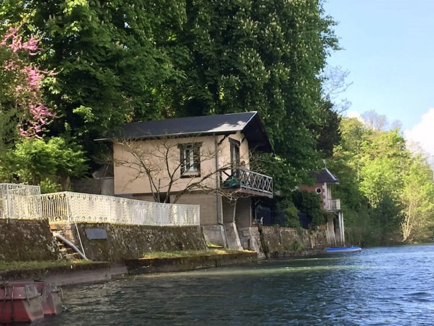 Property building in Le chalet bucolique au bord de l'eau