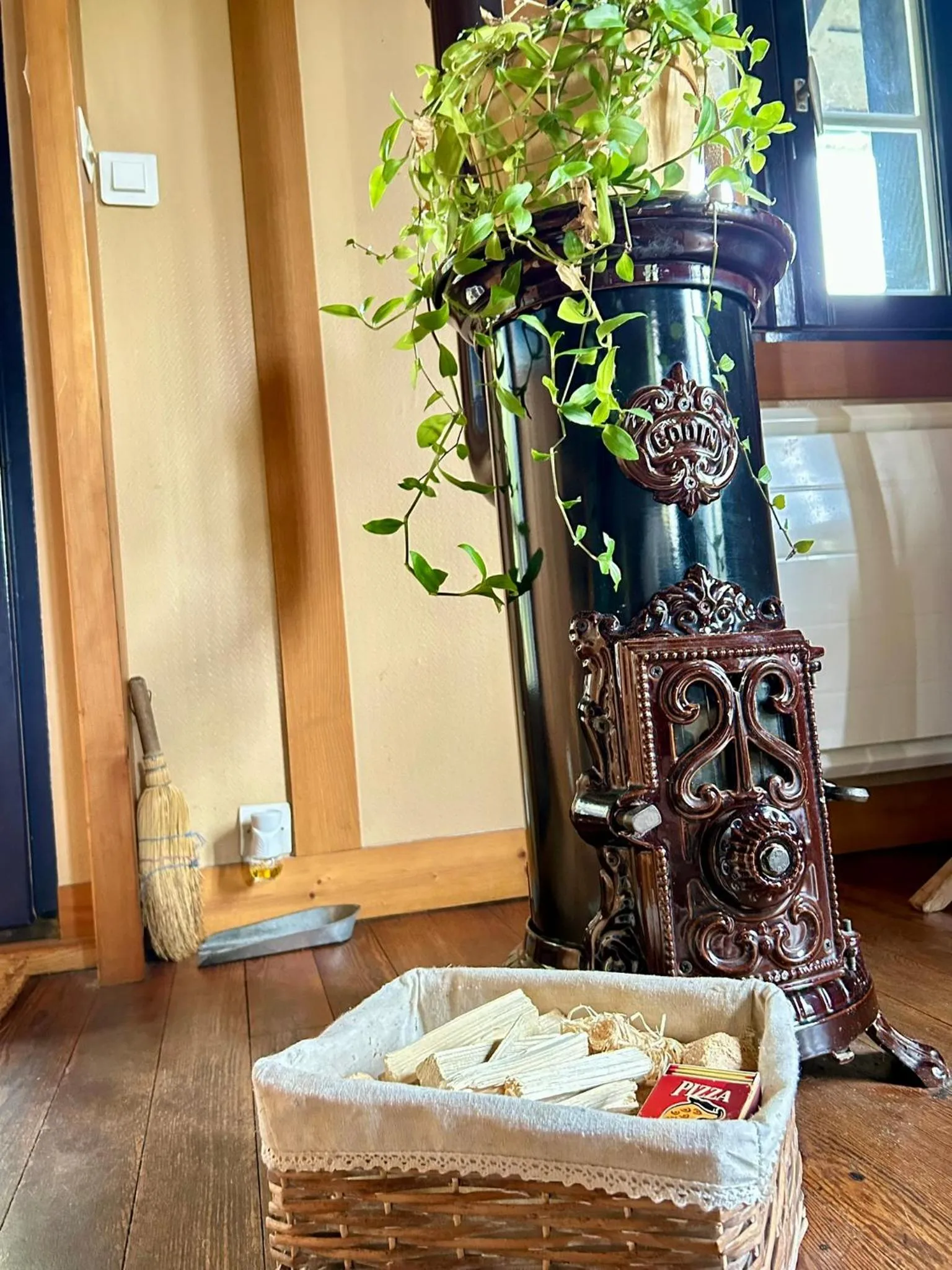 fireplace in Le chalet bucolique au bord de l'eau
