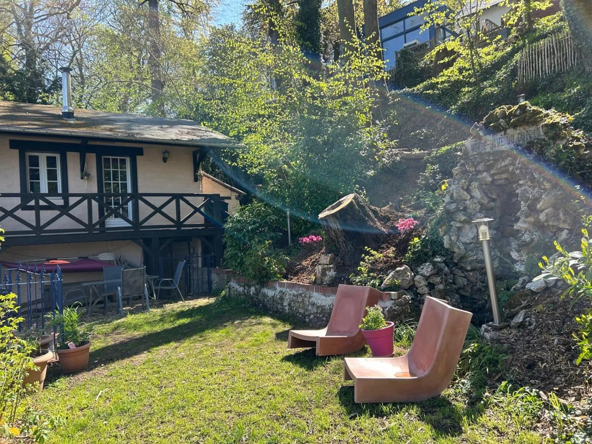 Garden in Le chalet bucolique au bord de l'eau