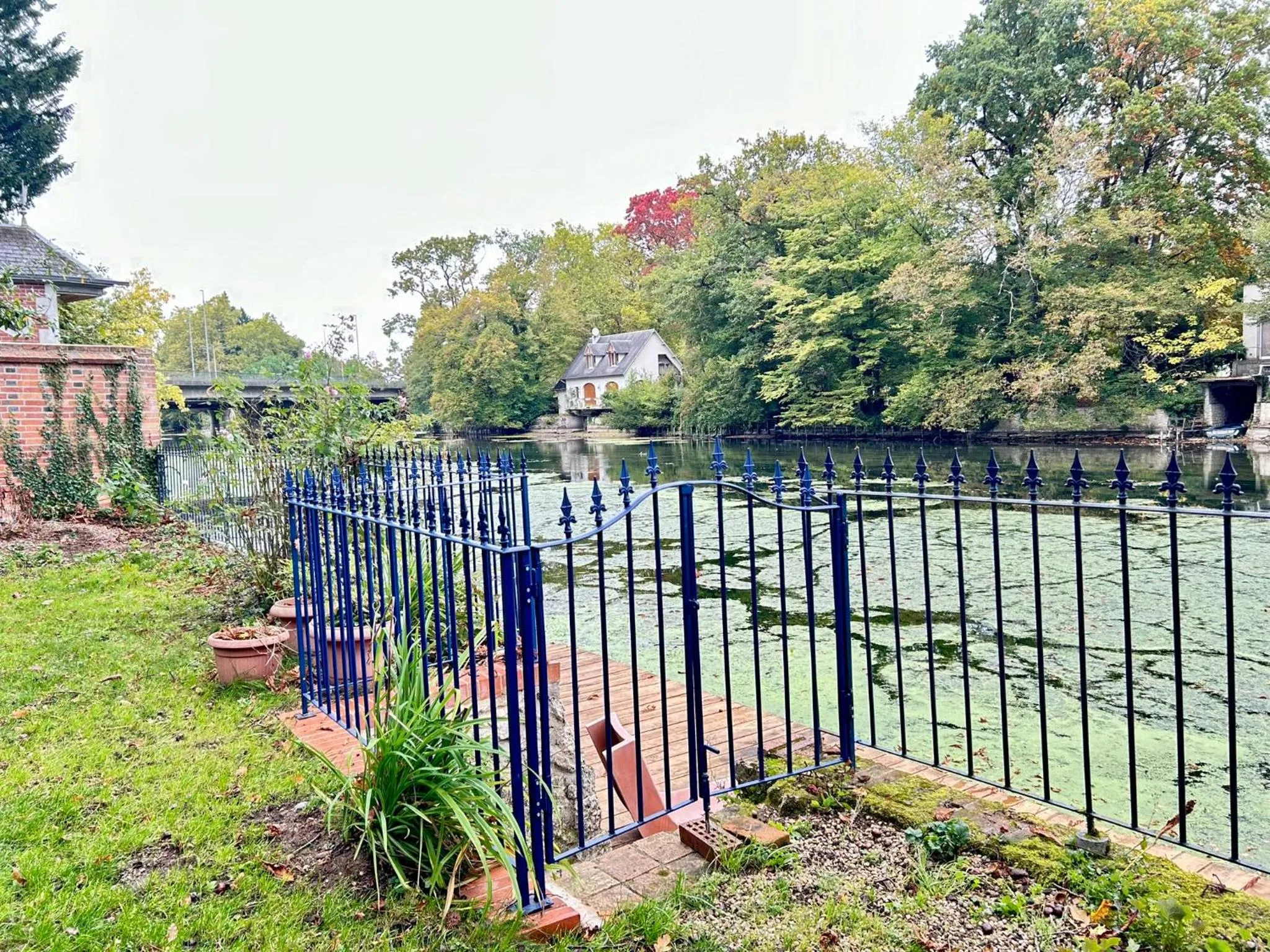 Garden in Le chalet bucolique au bord de l'eau