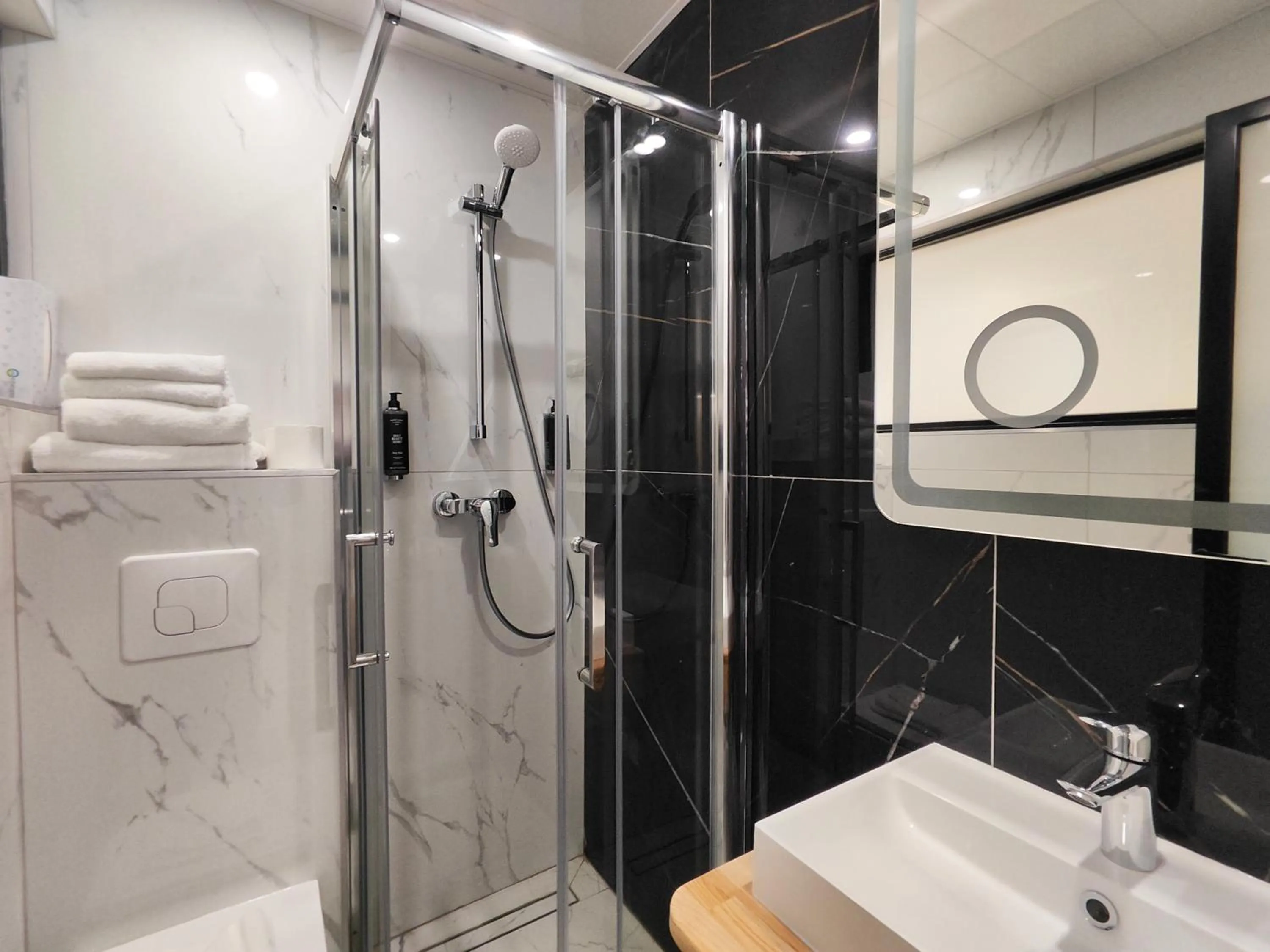 Bathroom in Atelier Montparnasse Hôtel