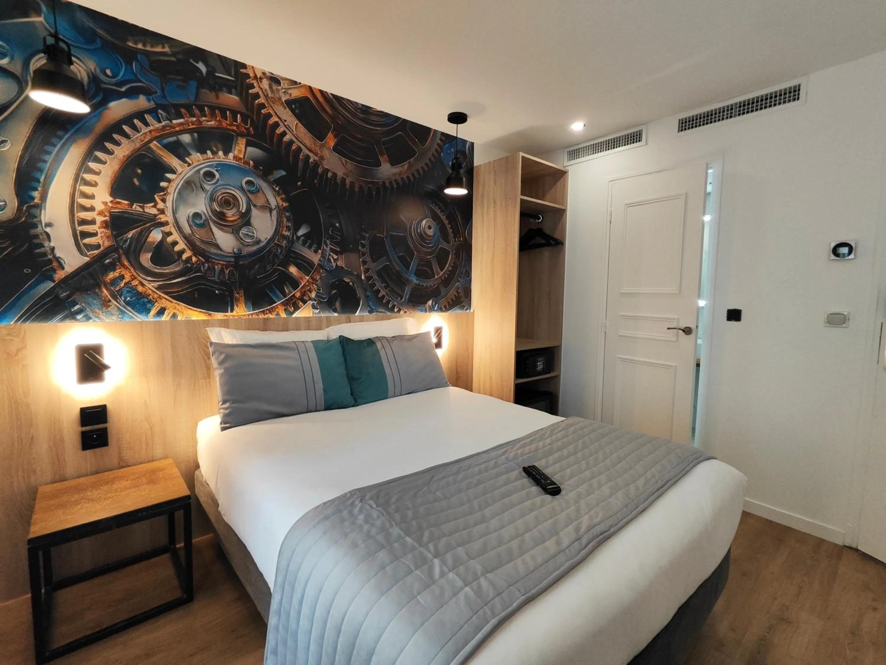 Photo of the whole room, Bed in Atelier Montparnasse Hôtel