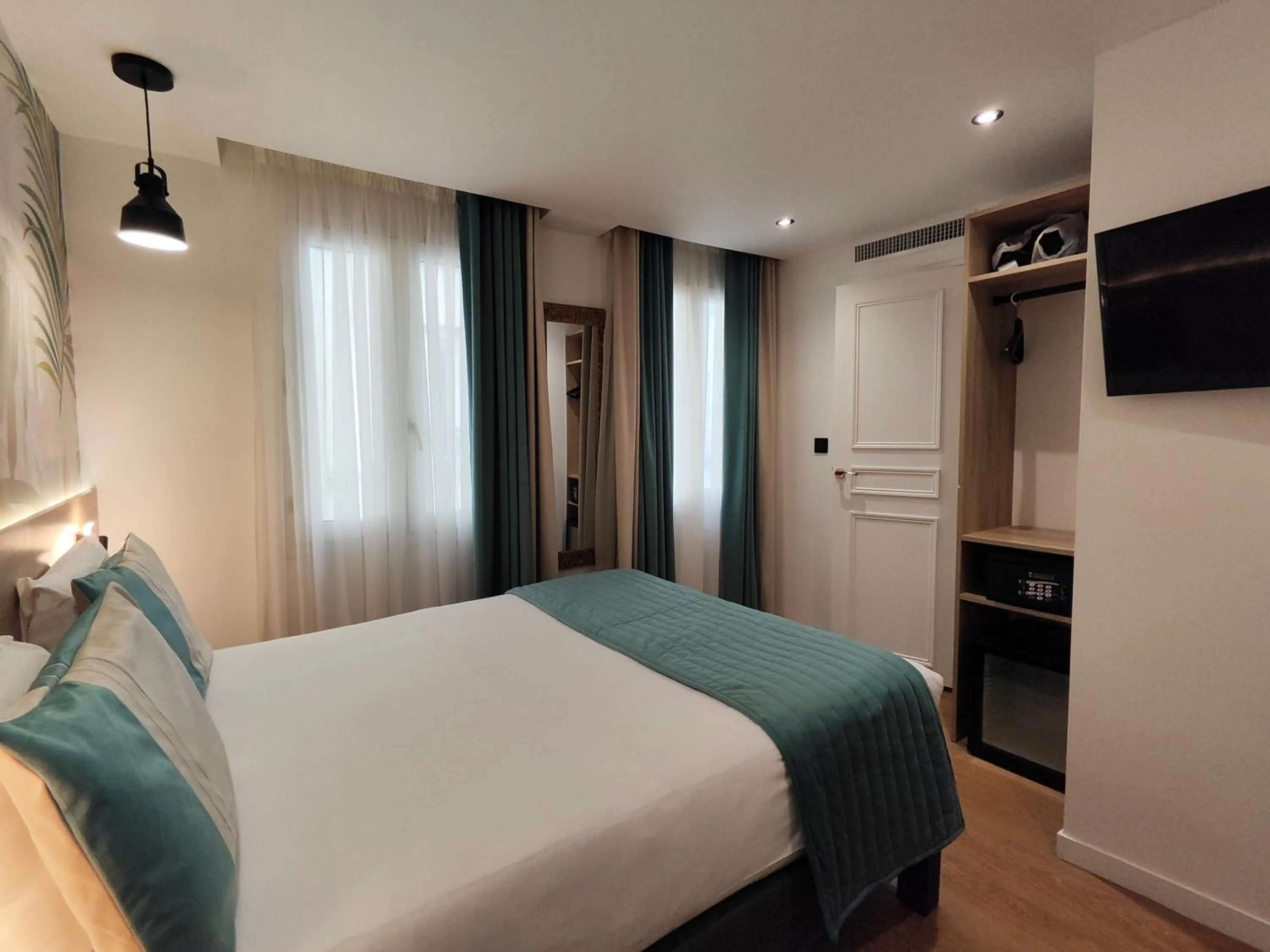 Photo of the whole room, Bed in Atelier Montparnasse Hôtel