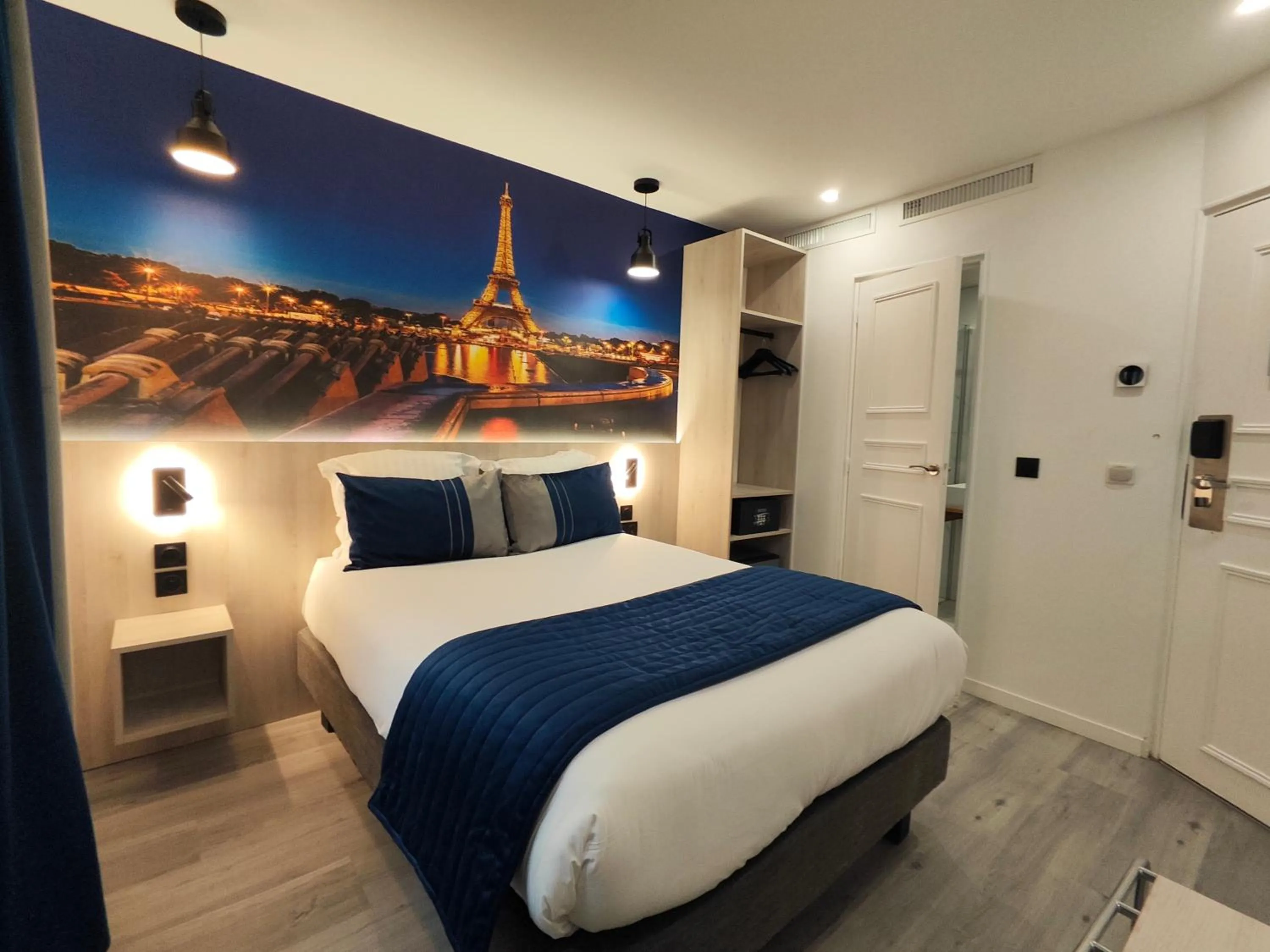 Photo of the whole room, Bed in Atelier Montparnasse Hôtel