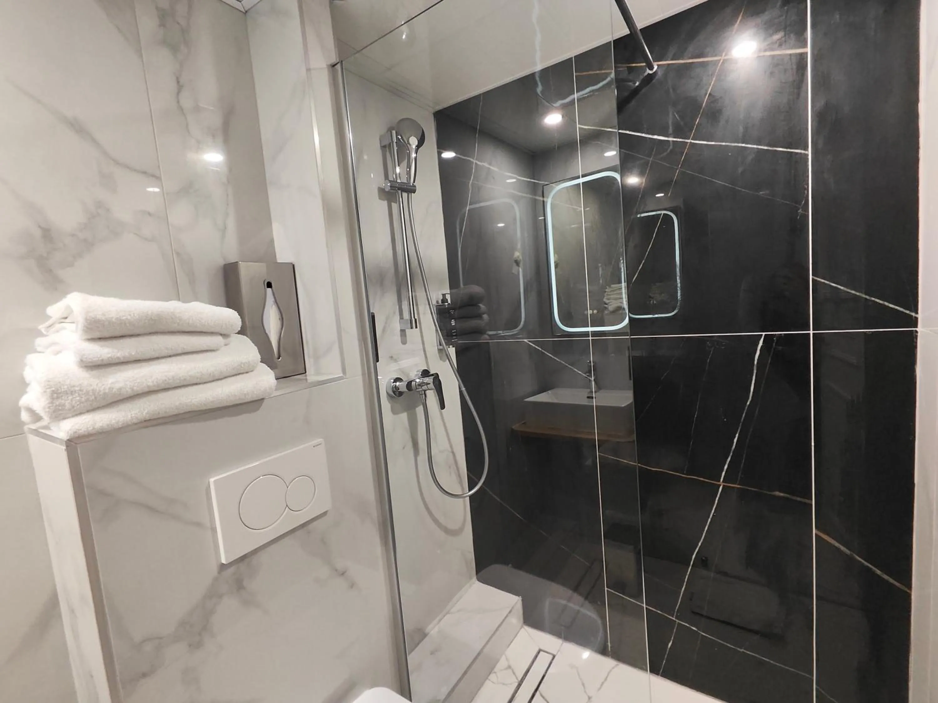 Photo of the whole room in Atelier Montparnasse Hôtel