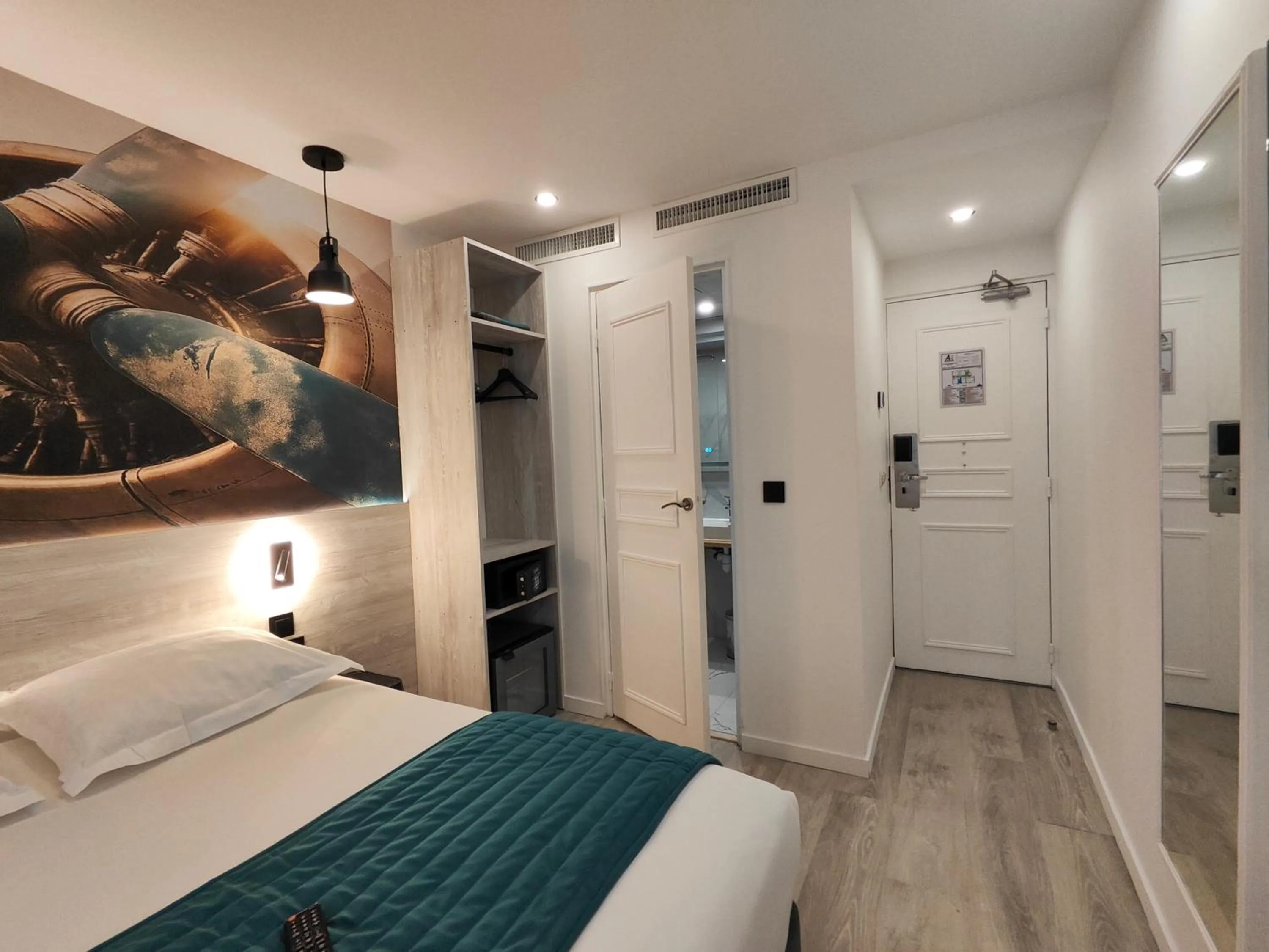 Photo of the whole room, Bed in Atelier Montparnasse Hôtel