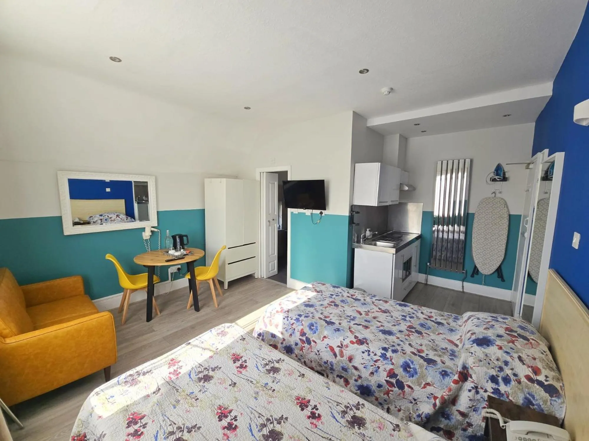 Kitchen or kitchenette, Bed in Avis Hotel