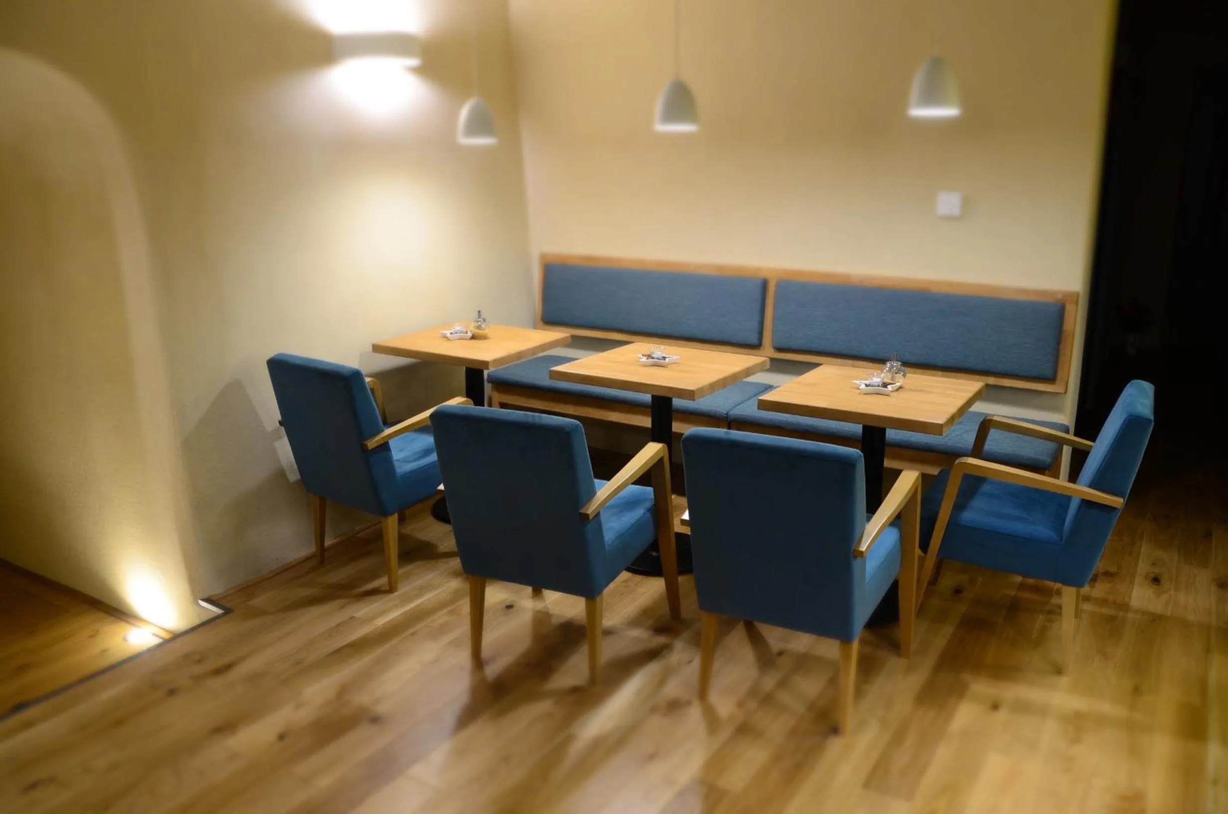 Restaurant/places to eat in Kap Café