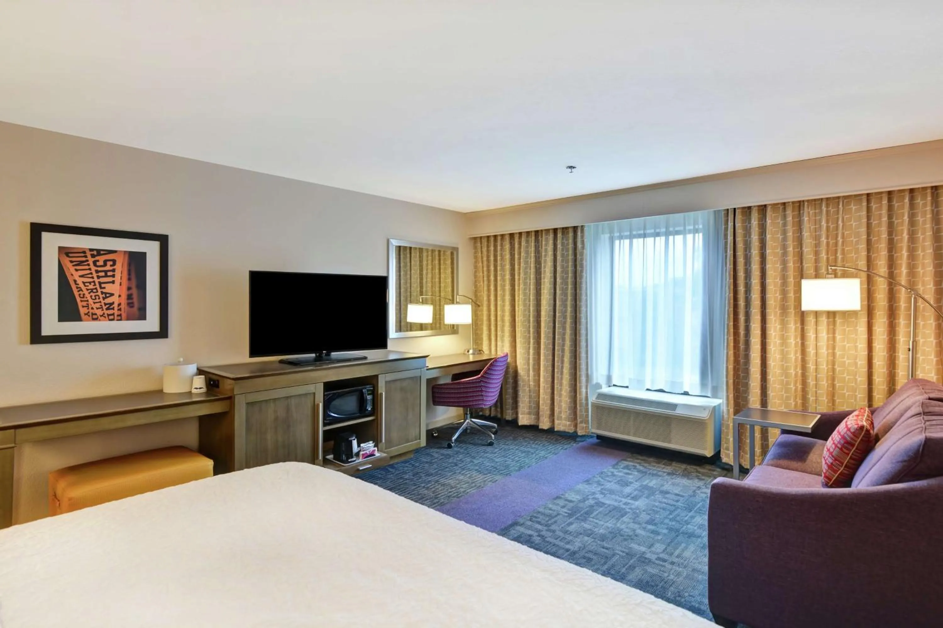 Bedroom, Bed in Hampton Inn Suites Ashland, Ohio