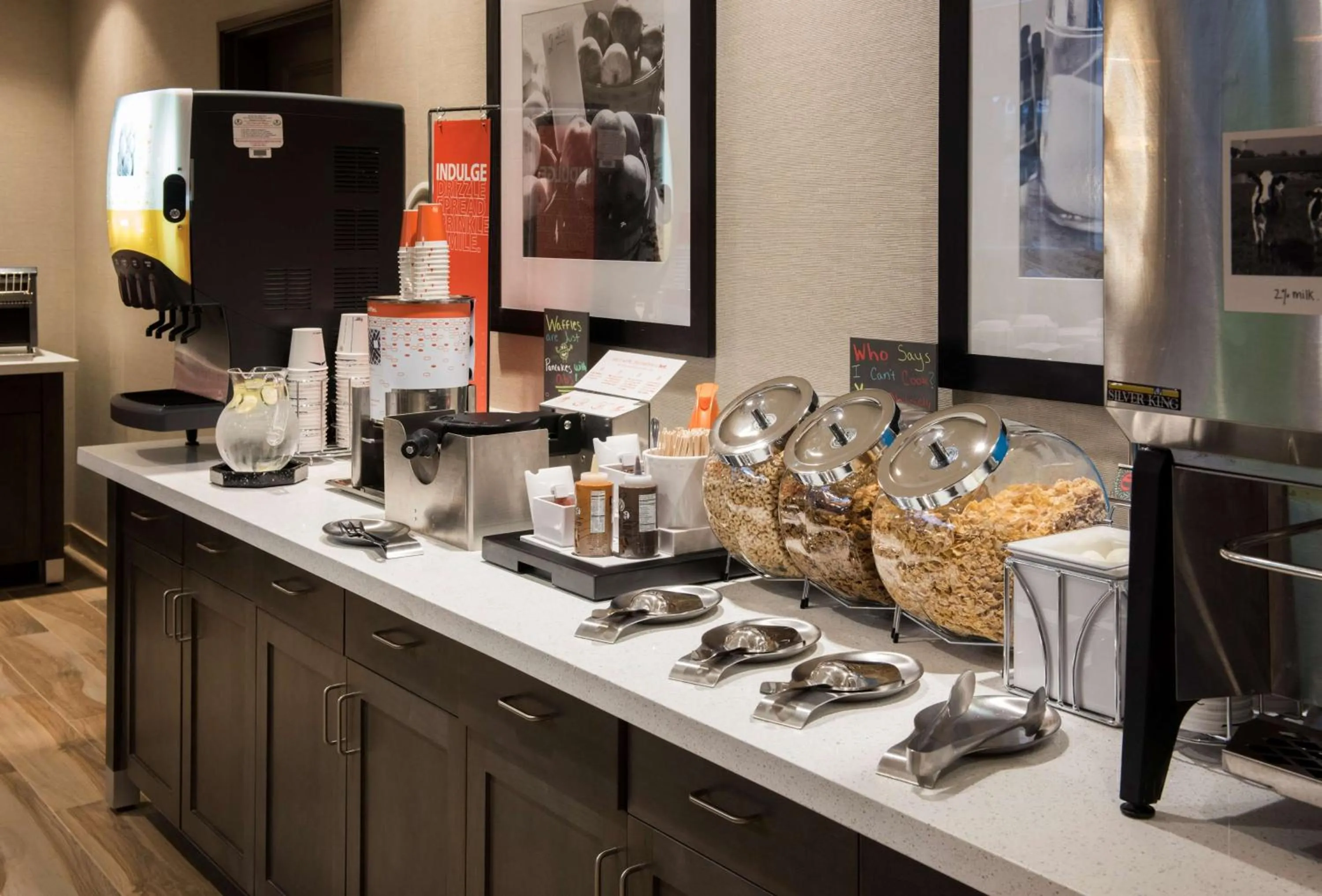 Dining area in Hampton Inn & Suites Seattle/Redmond Wa
