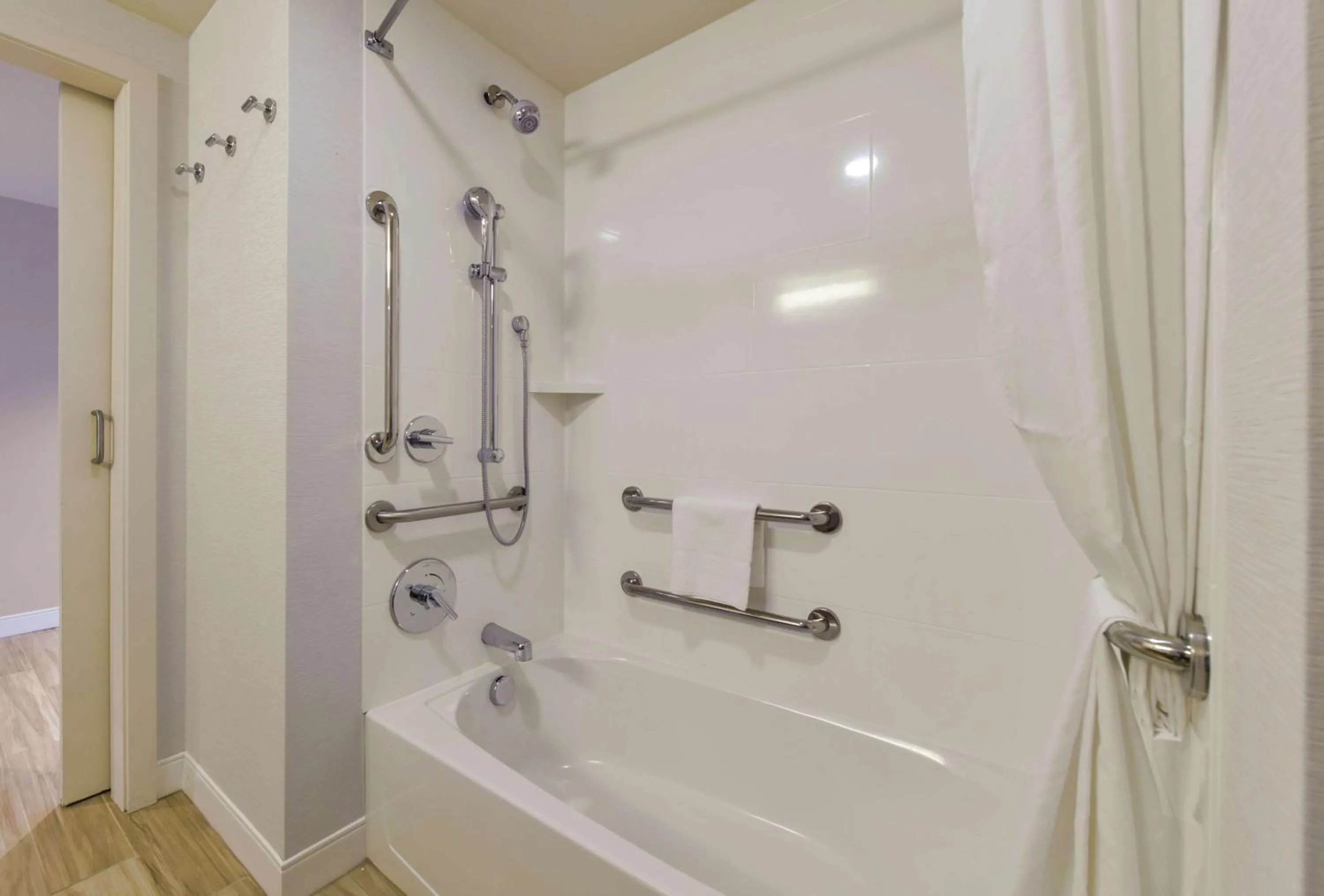 Bathroom in Hampton Inn & Suites Seattle/Redmond Wa