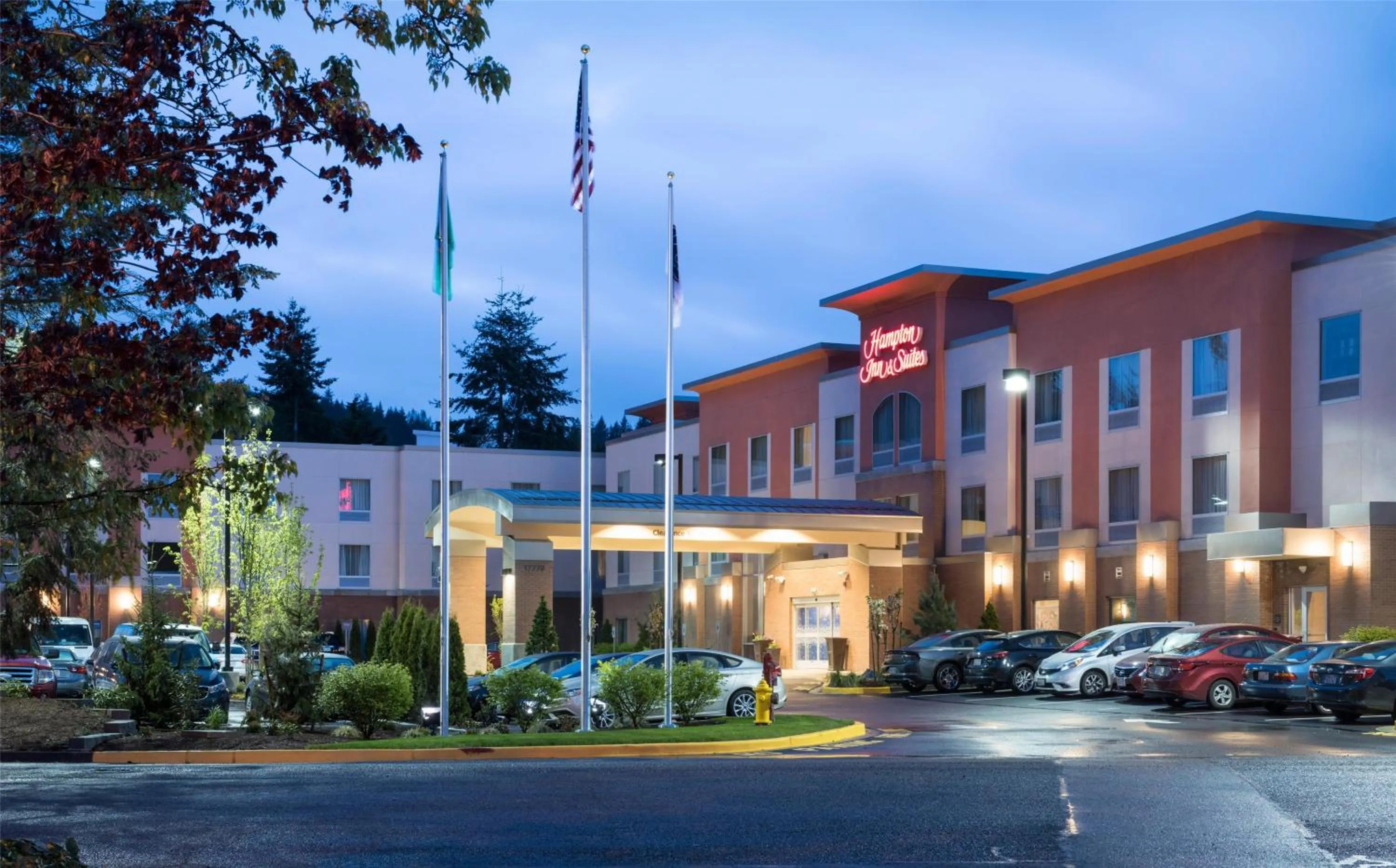 Property building in Hampton Inn & Suites Seattle/Redmond Wa