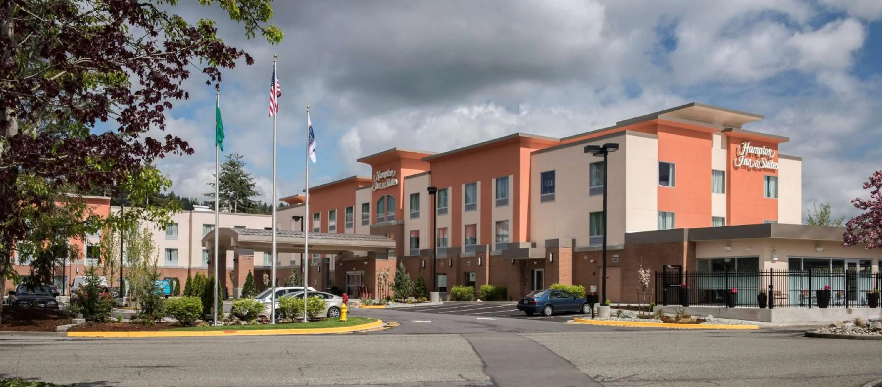 Property building in Hampton Inn & Suites Seattle/Redmond Wa
