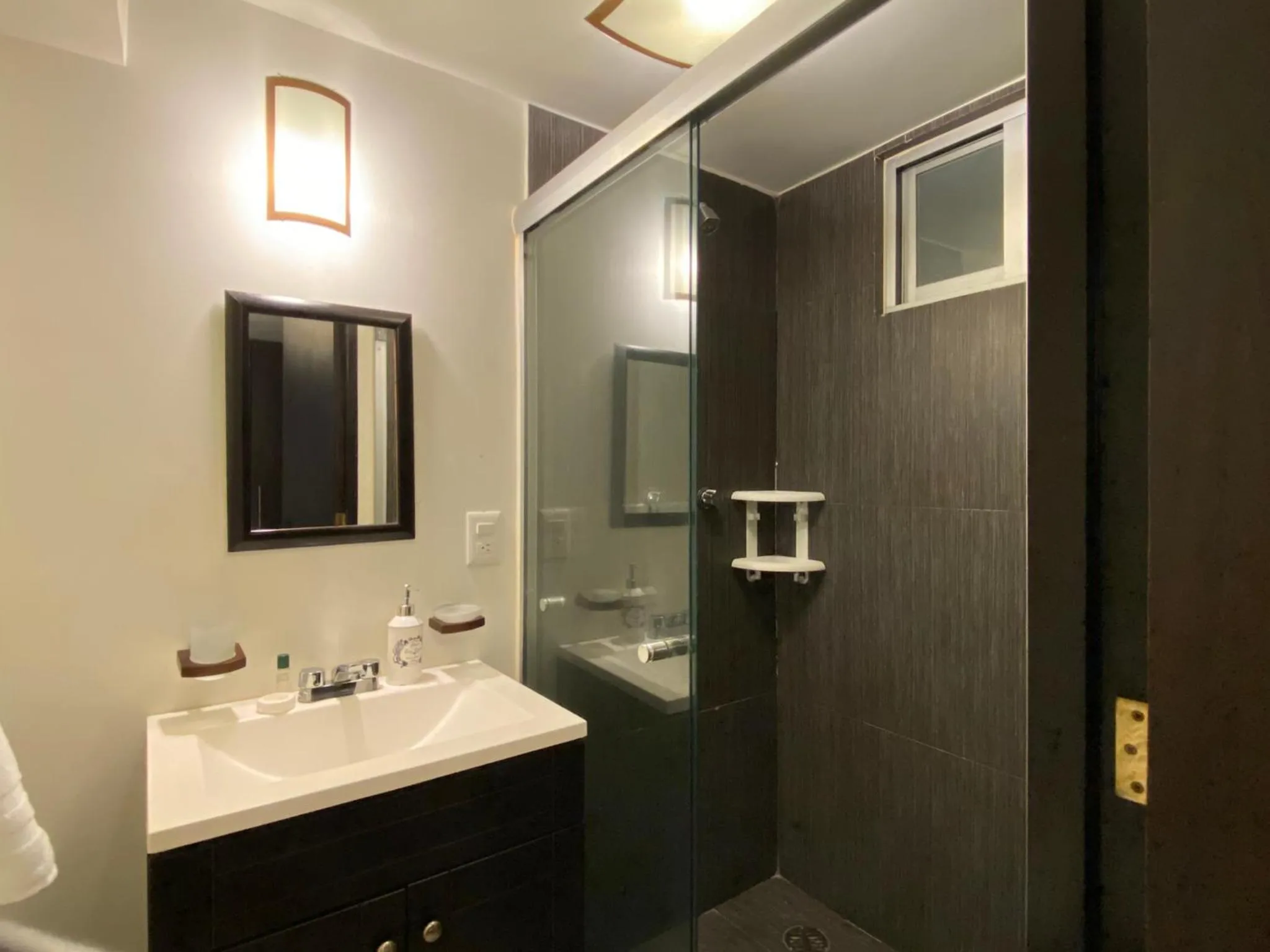 Shower in Bosque de Magnolias 93