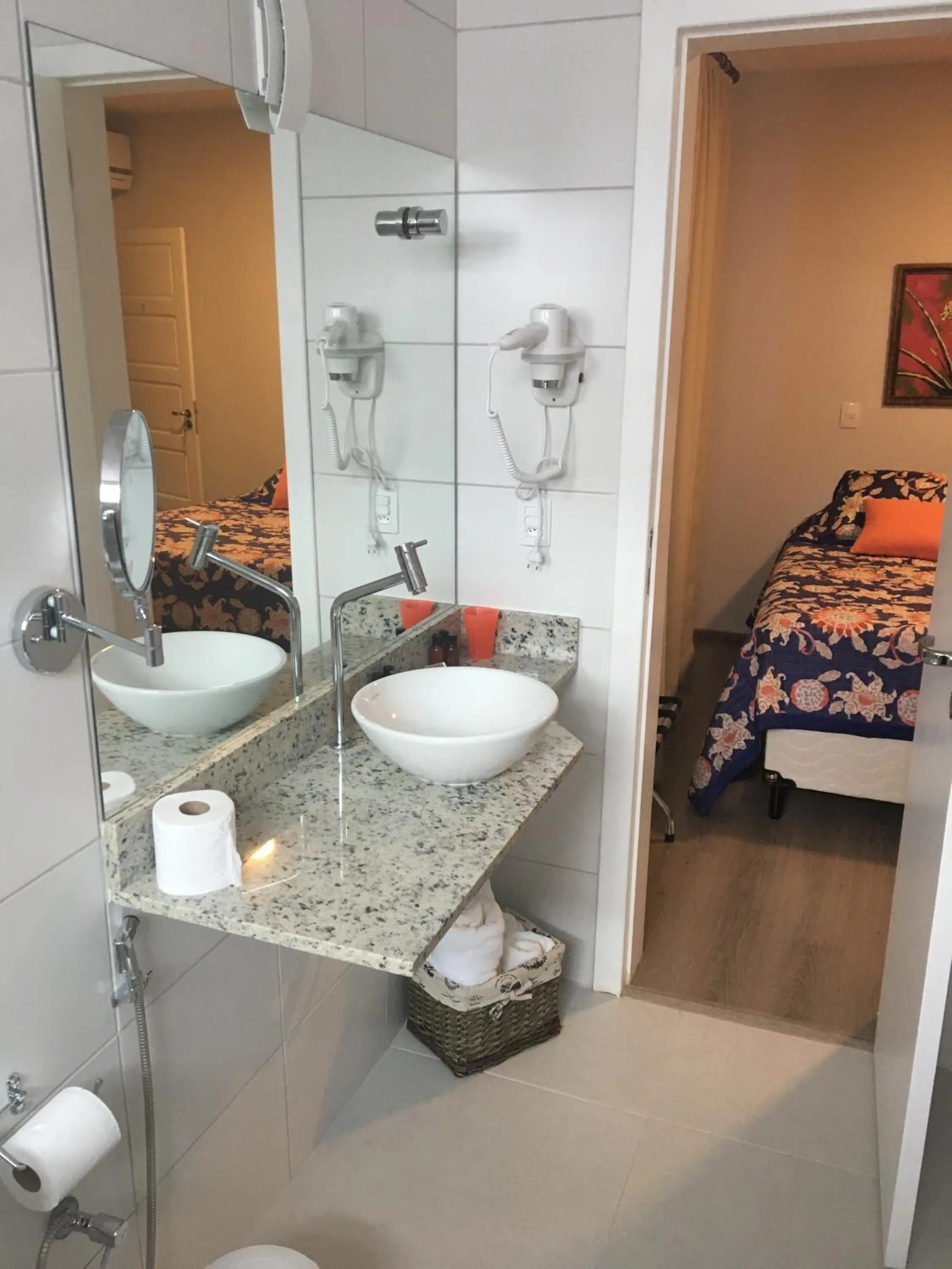 Bathroom, Bed in Hospedaria Conceitual