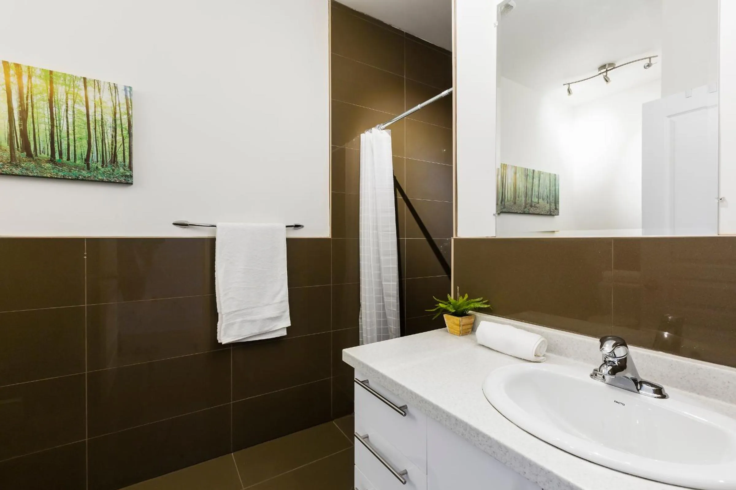 Shower in MTLVacationRentals -The Chic Laurier
