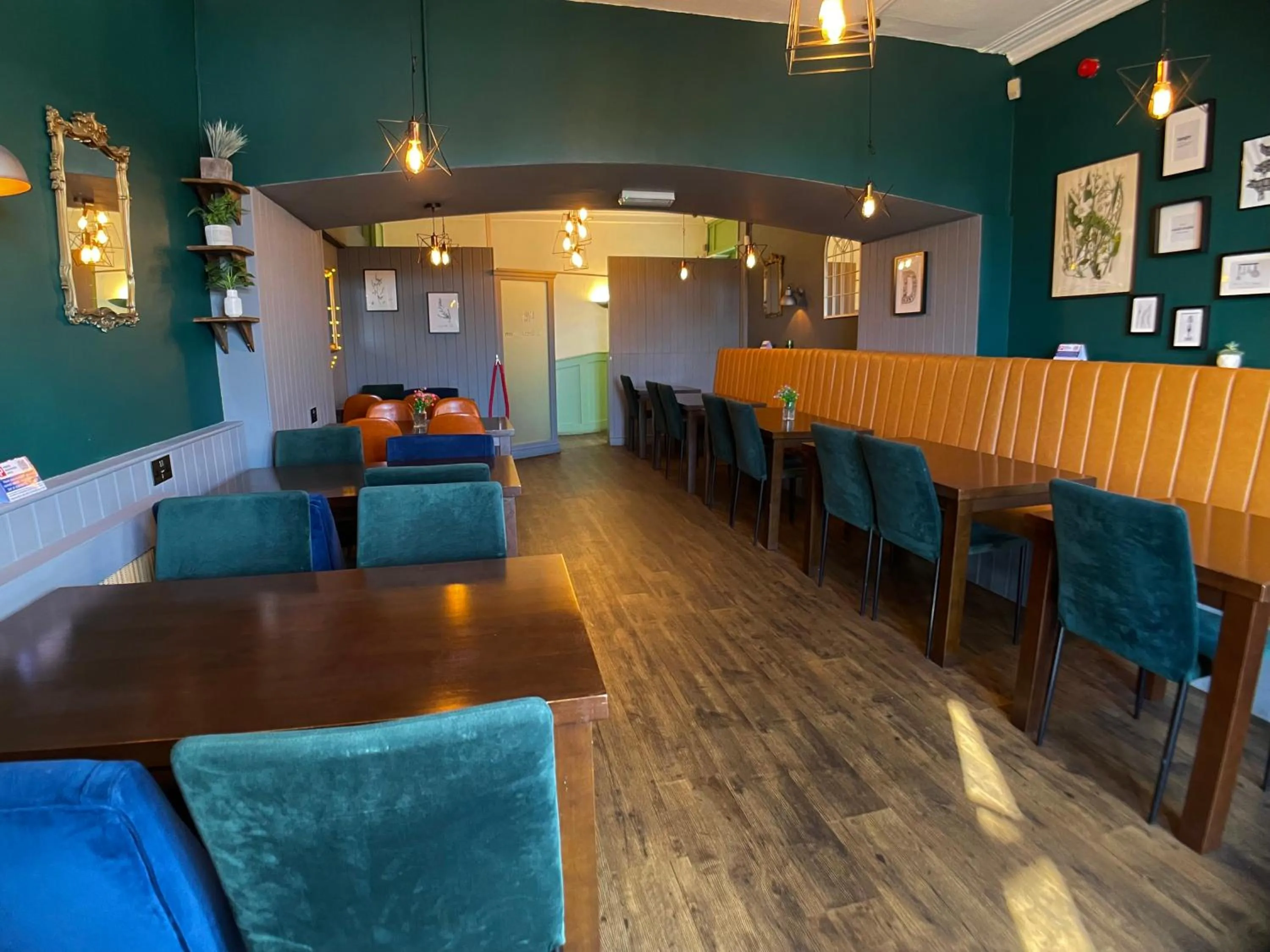 Restaurant/places to eat in The Lawns Hotel