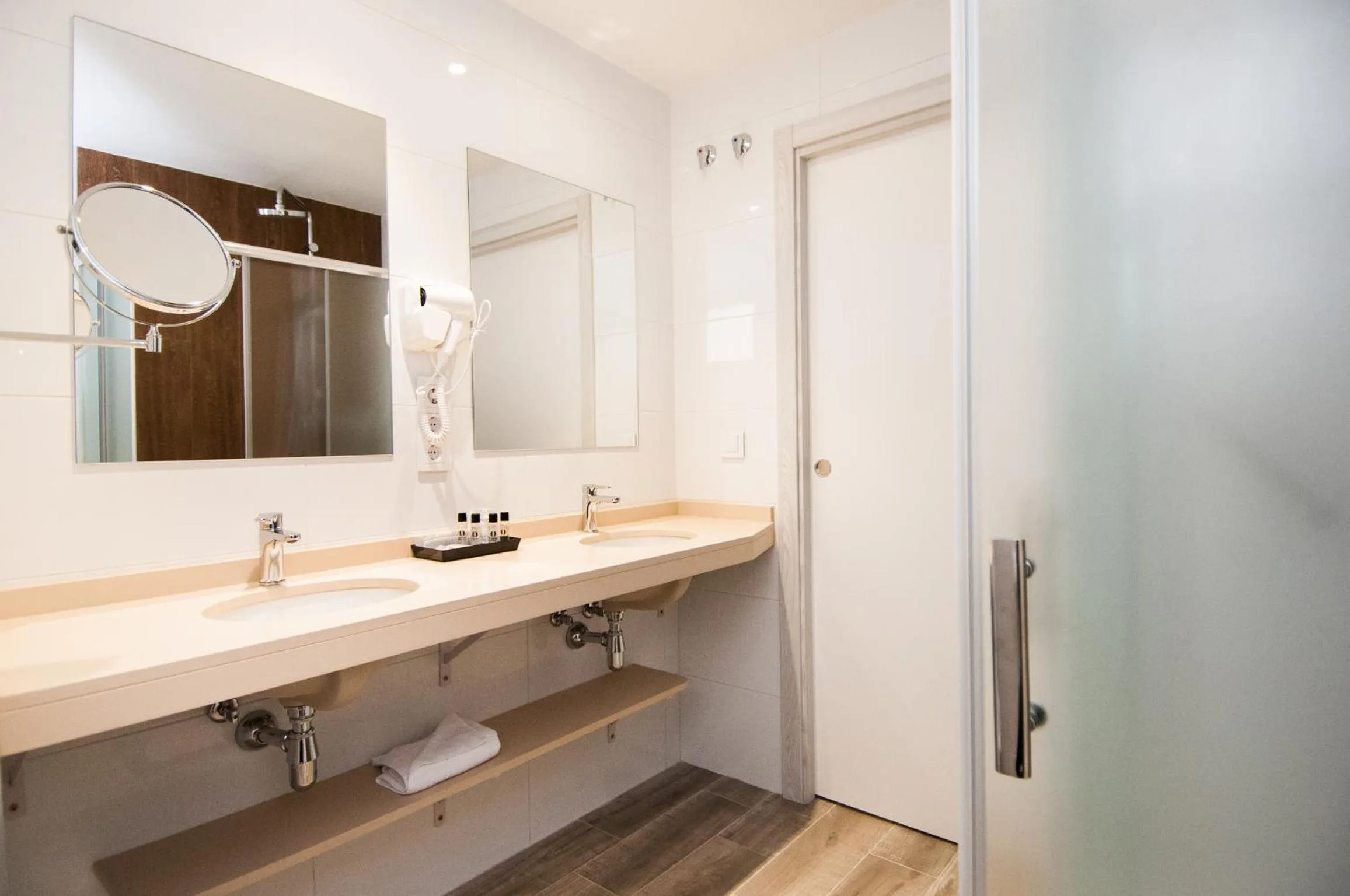 Shower in Hotel Censal