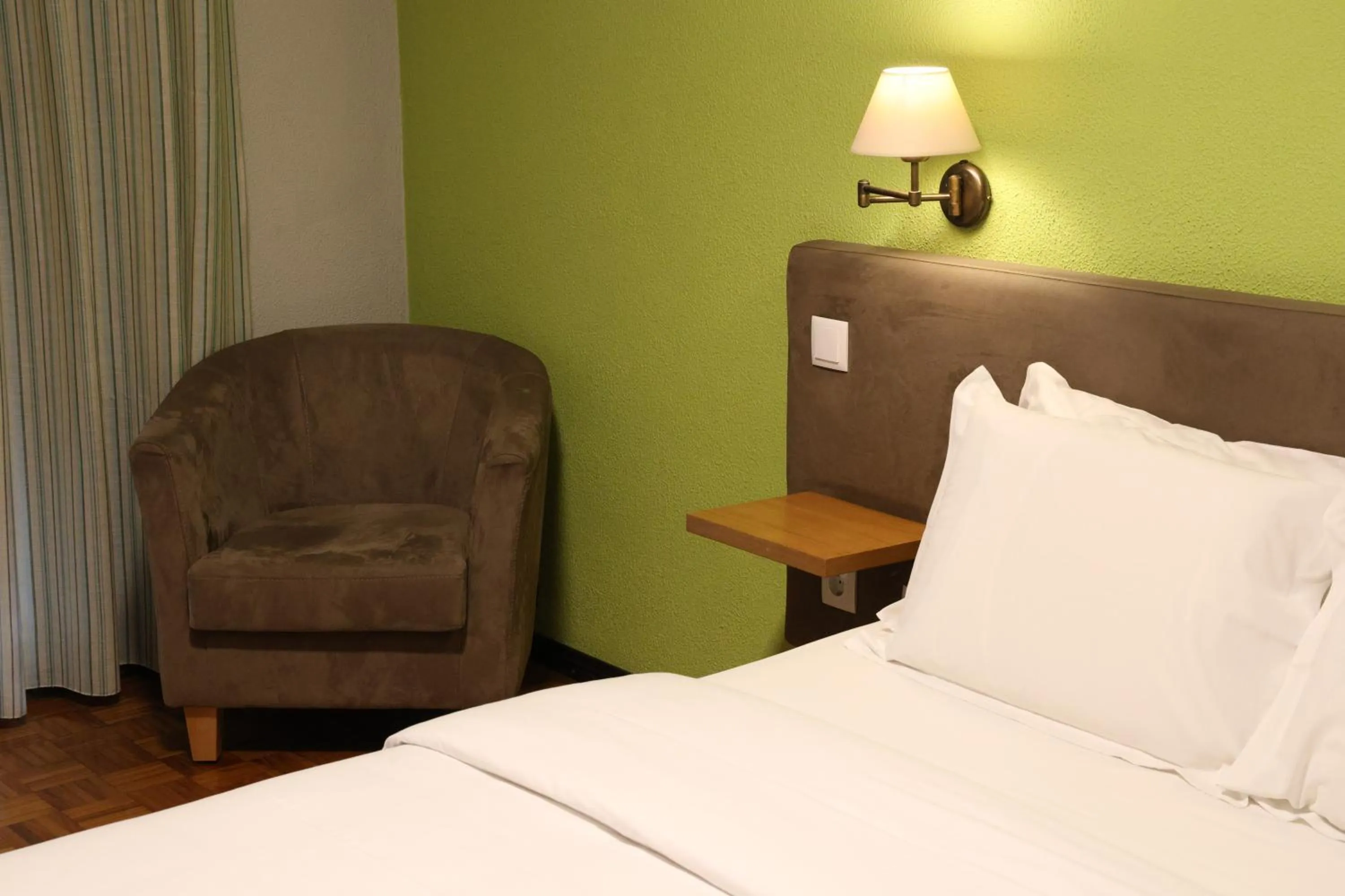 Seating area, Bed in Hotel Ribadouro