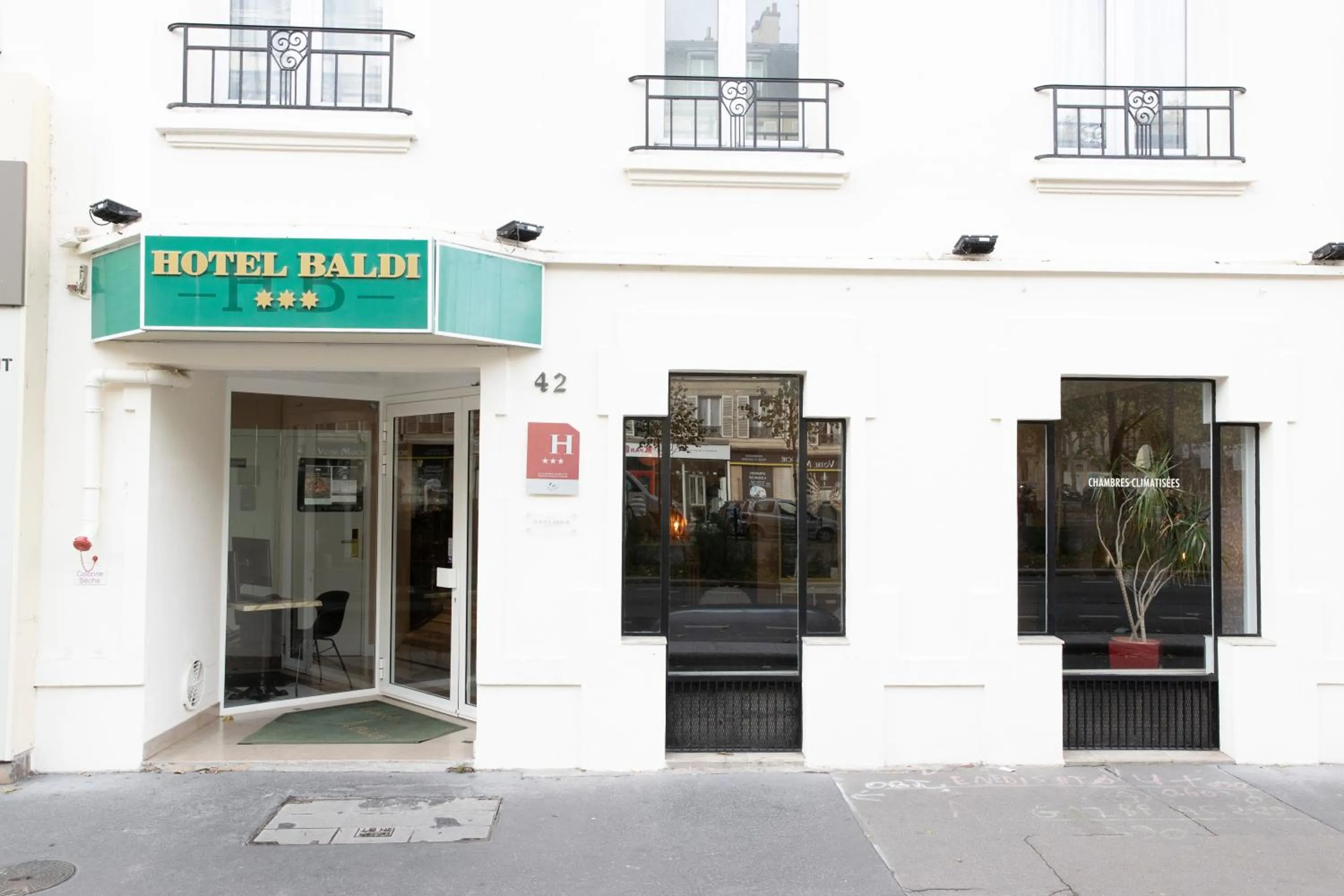 Facade/entrance in Hôtel Baldi by Magna Arbor