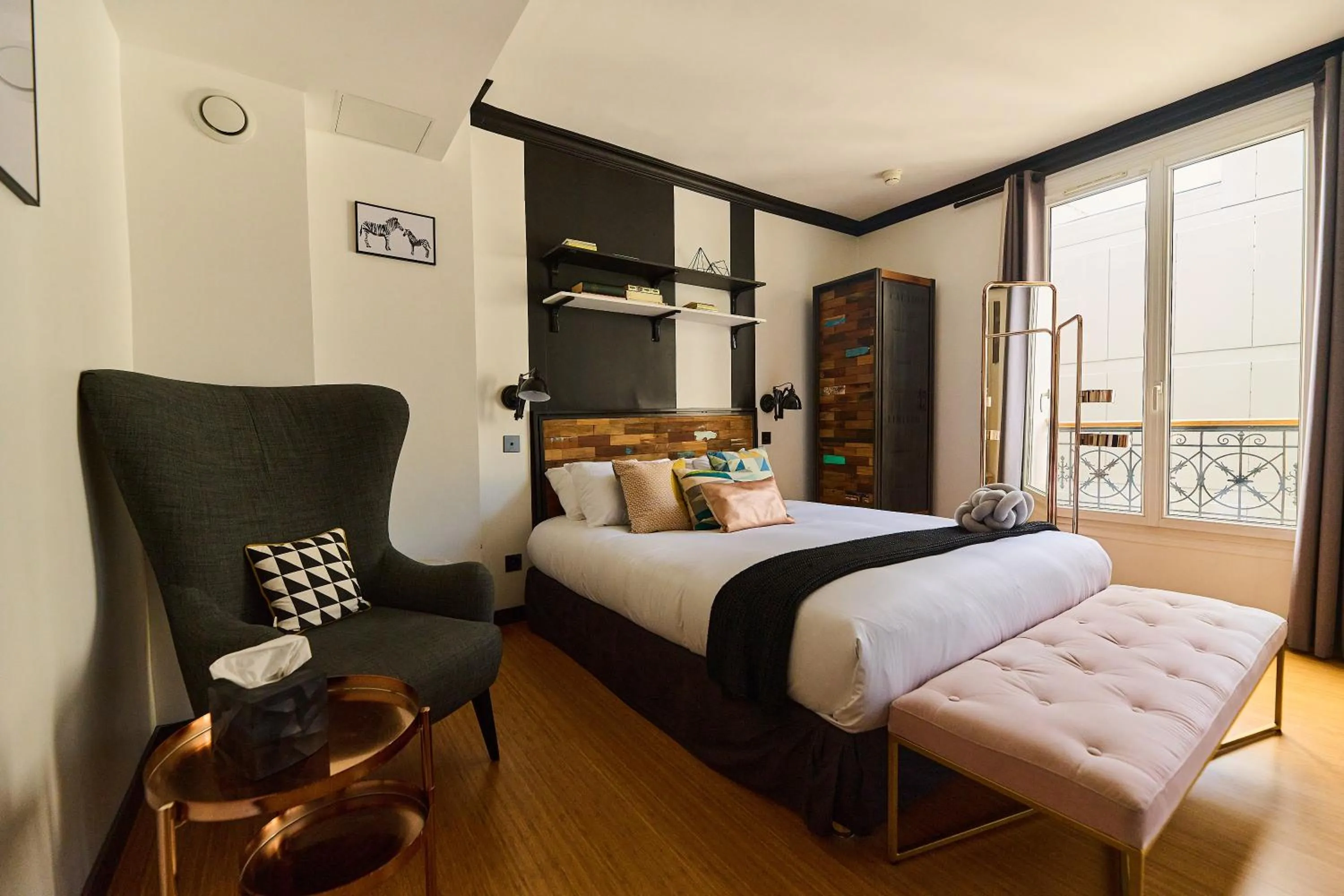 Photo of the whole room, Bed in Madrigal