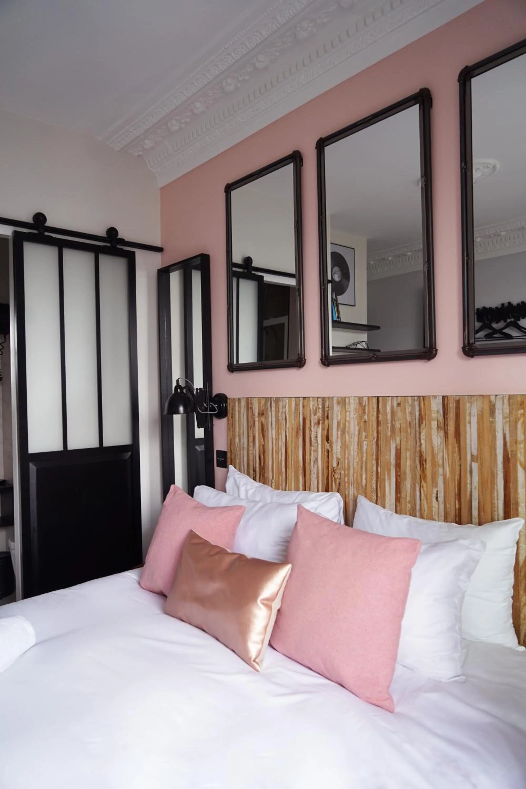 Photo of the whole room, Bed in Madrigal