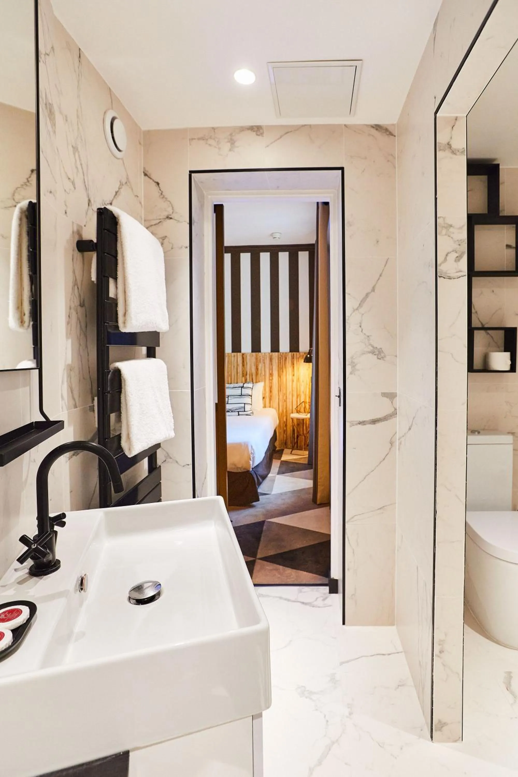 Bathroom, Bed in Madrigal