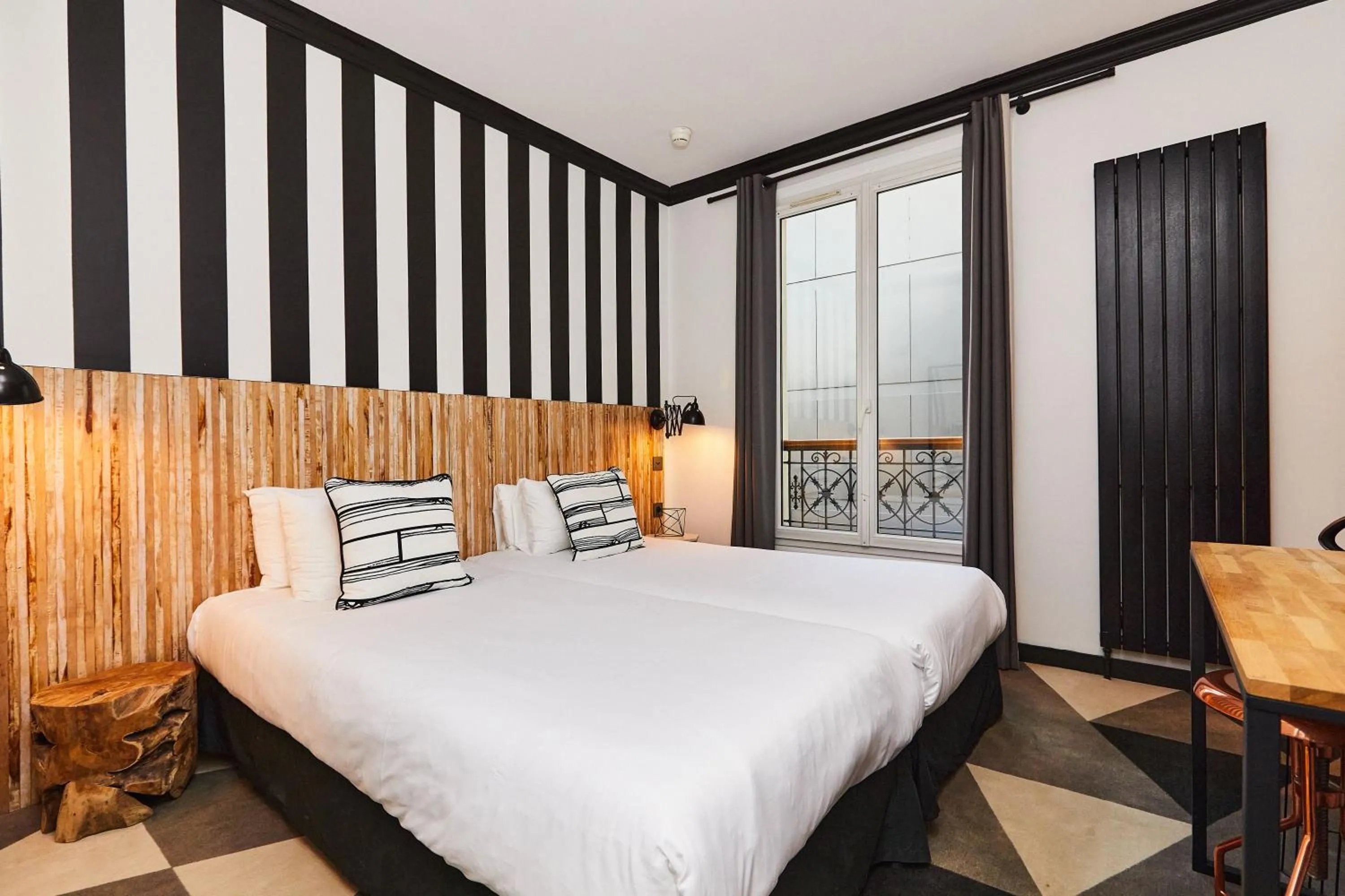 Bedroom, Bed in Madrigal