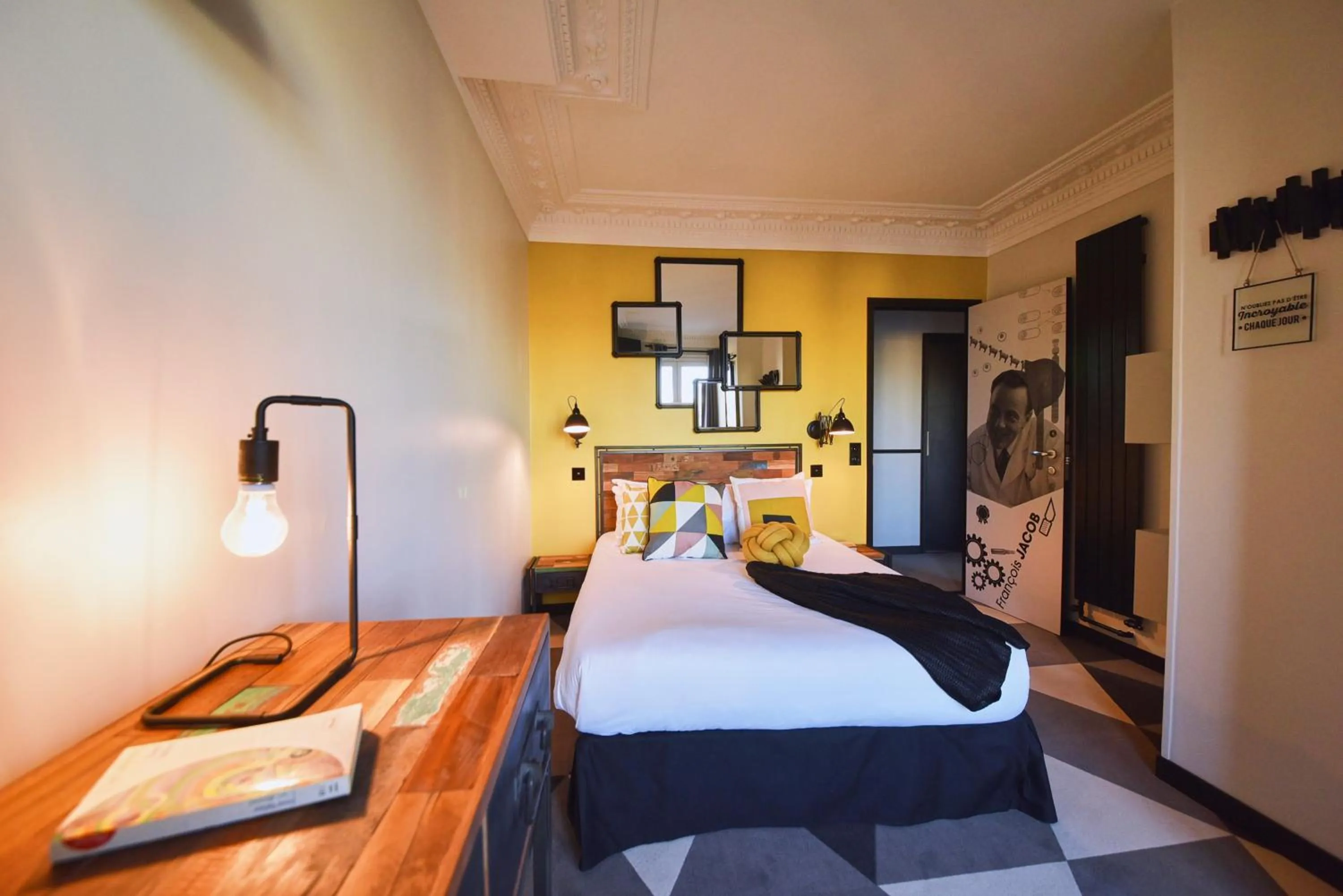 Bedroom, Bed in Madrigal