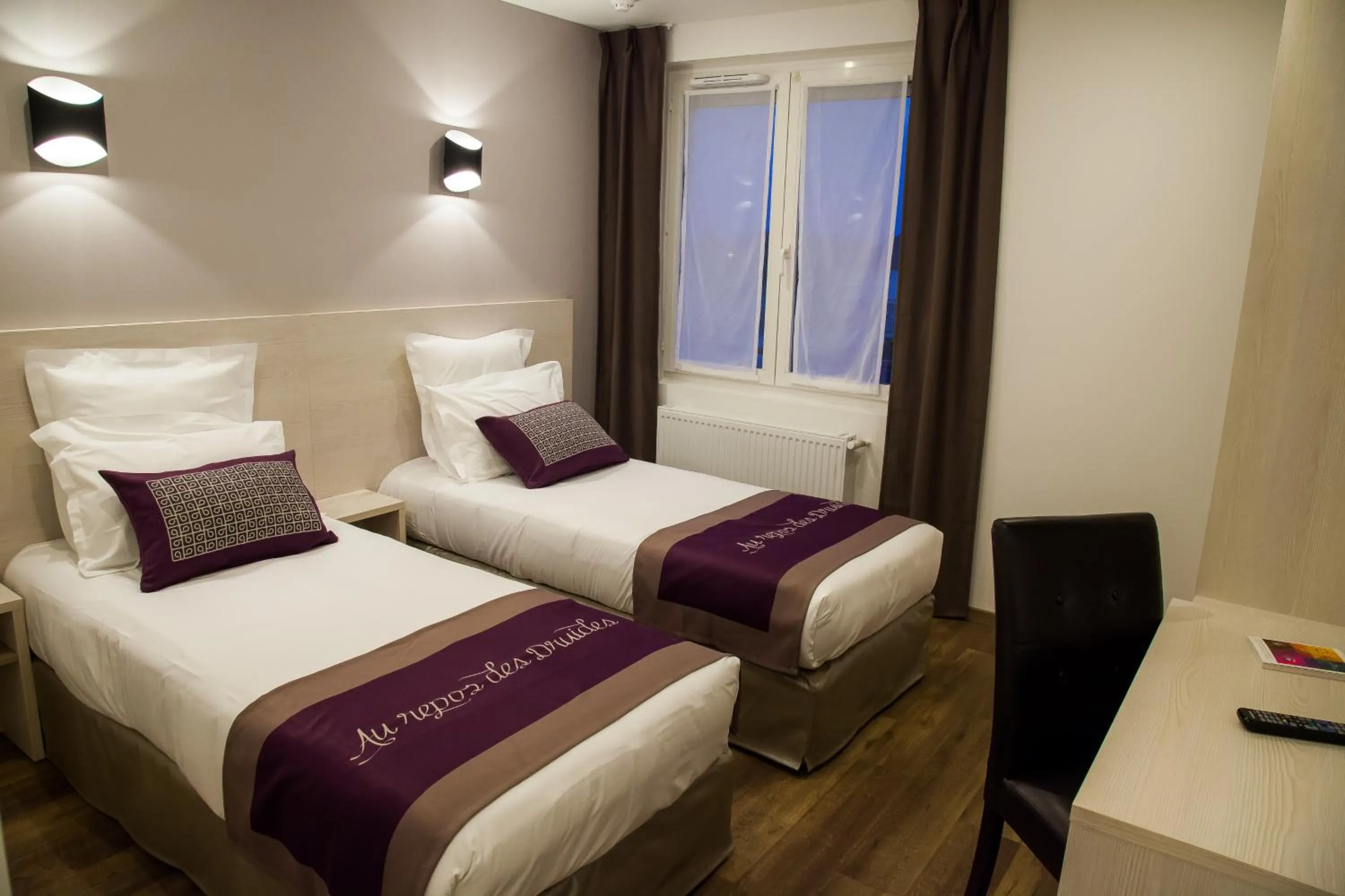 Bedroom, Bed in The Originals City, le Relais des Carnutes Brezolles Verneuil sur Avre