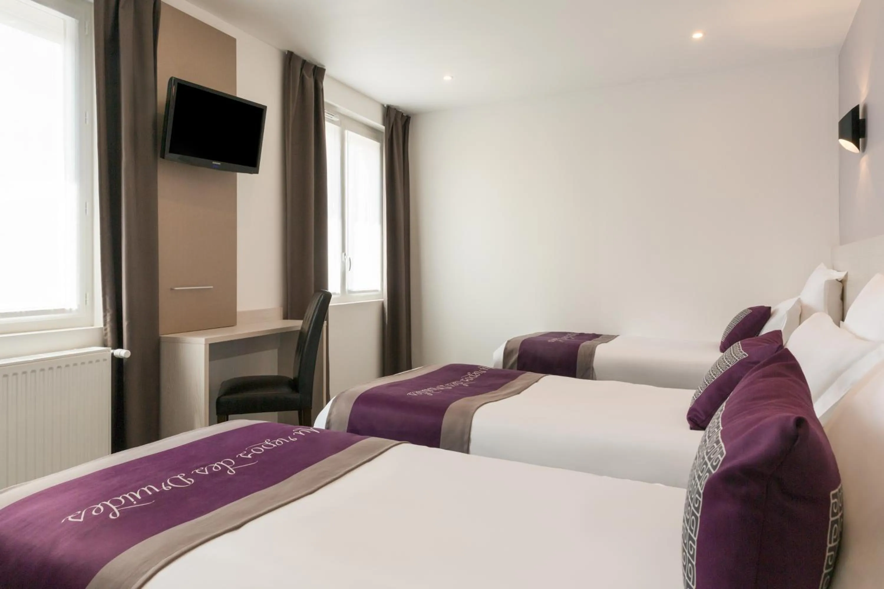 Photo of the whole room, Bed in The Originals City, le Relais des Carnutes Brezolles Verneuil sur Avre