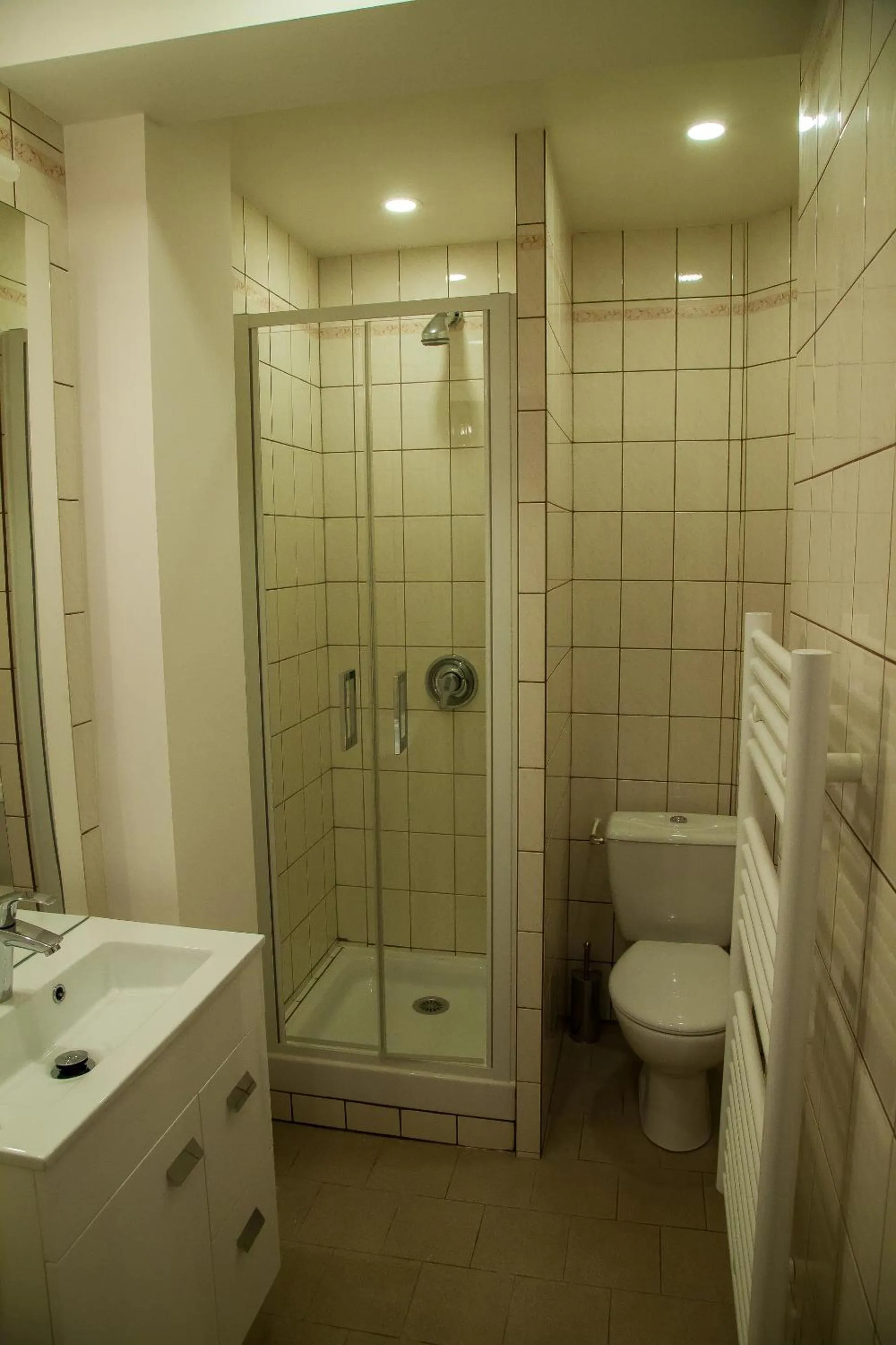 Bathroom in The Originals City, le Relais des Carnutes Brezolles Verneuil sur Avre